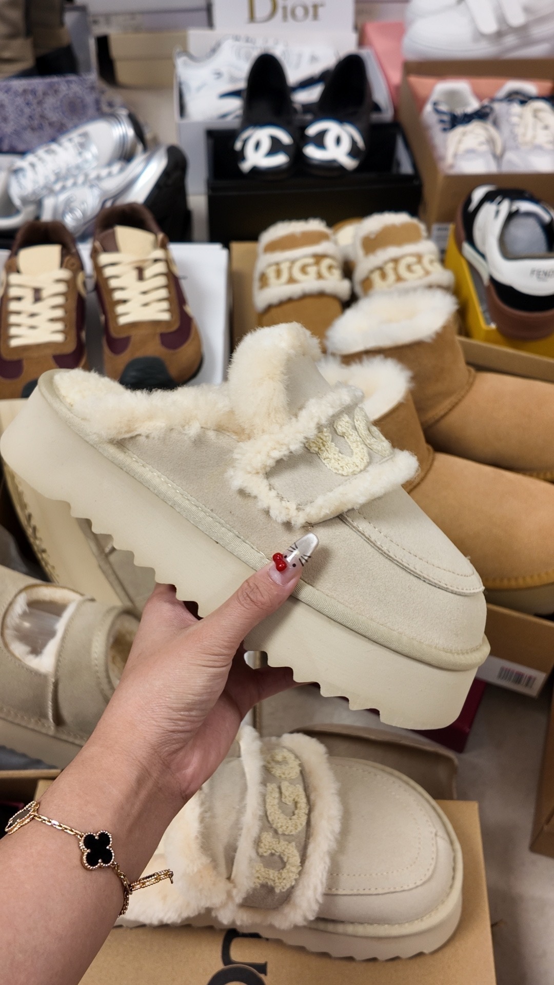 $42.86 UGG ZT9889 gallery