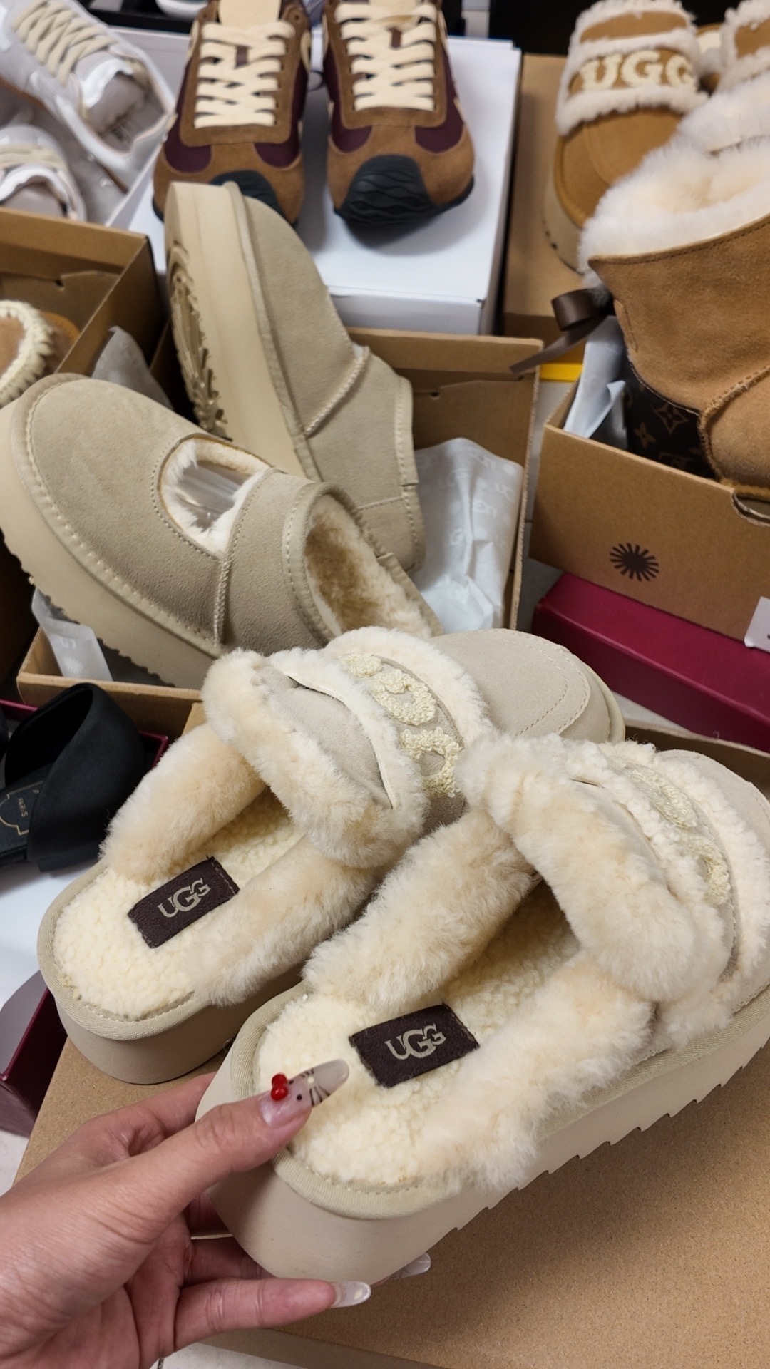 $42.86 UGG ZT9889 gallery