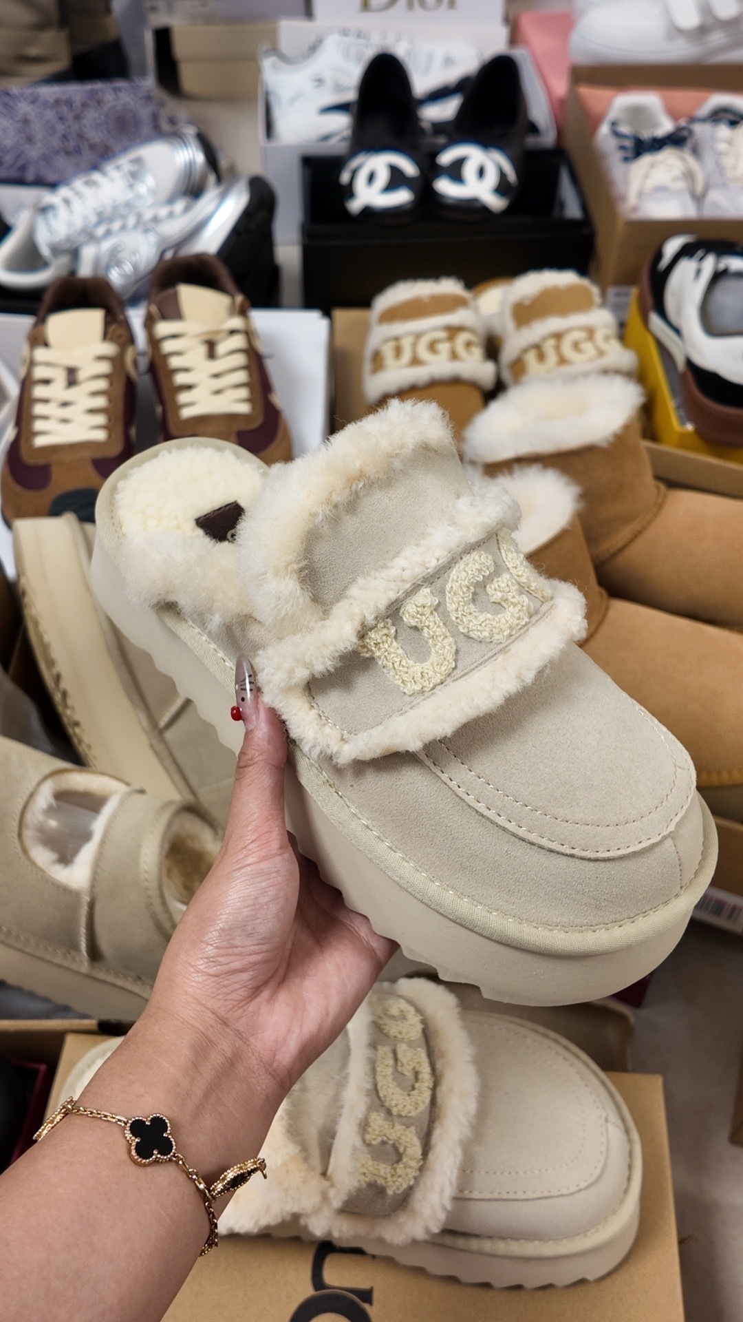 $42.86 UGG ZT9889 gallery