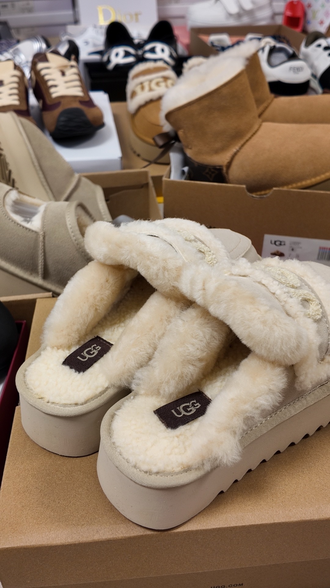 $42.86 UGG ZT9889 gallery