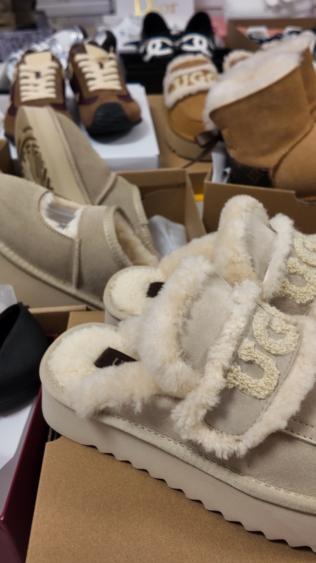 $42.86 UGG ZT9889 gallery