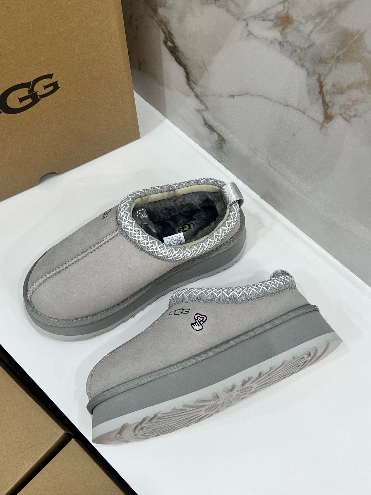 $42.86 UGG ZT9890 gallery