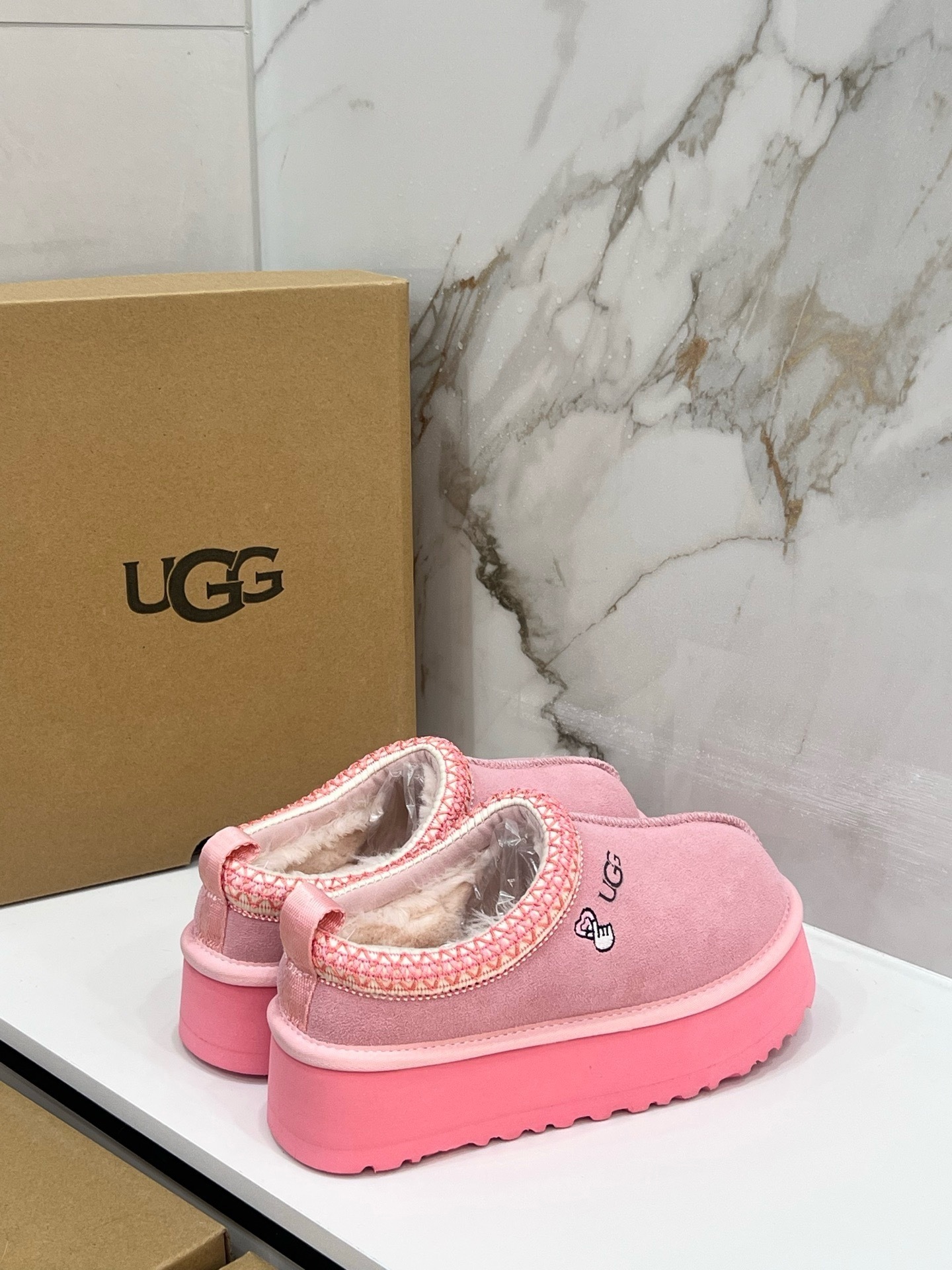 $42.86 UGG ZT9890 gallery