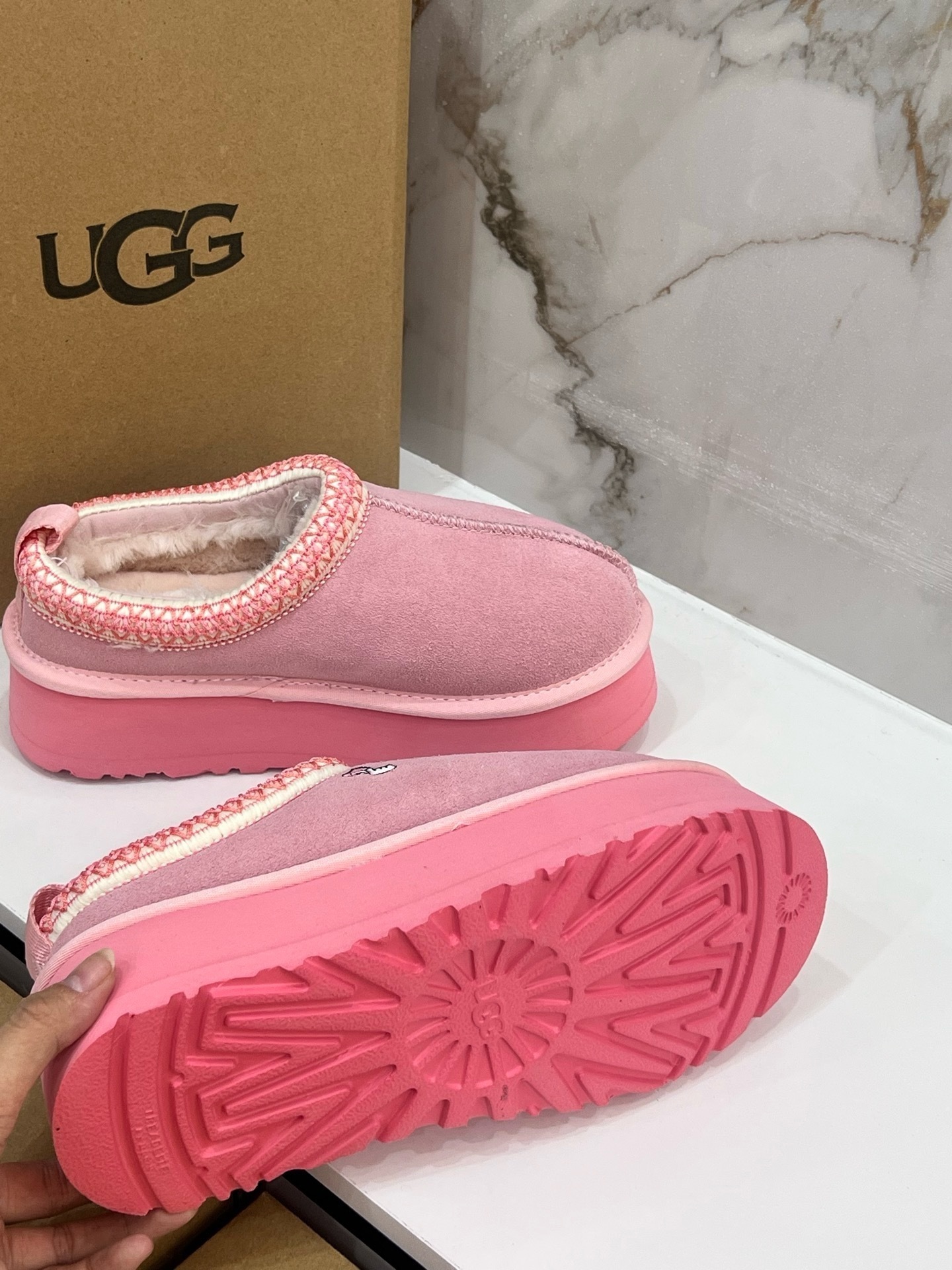 $42.86 UGG ZT9890 gallery