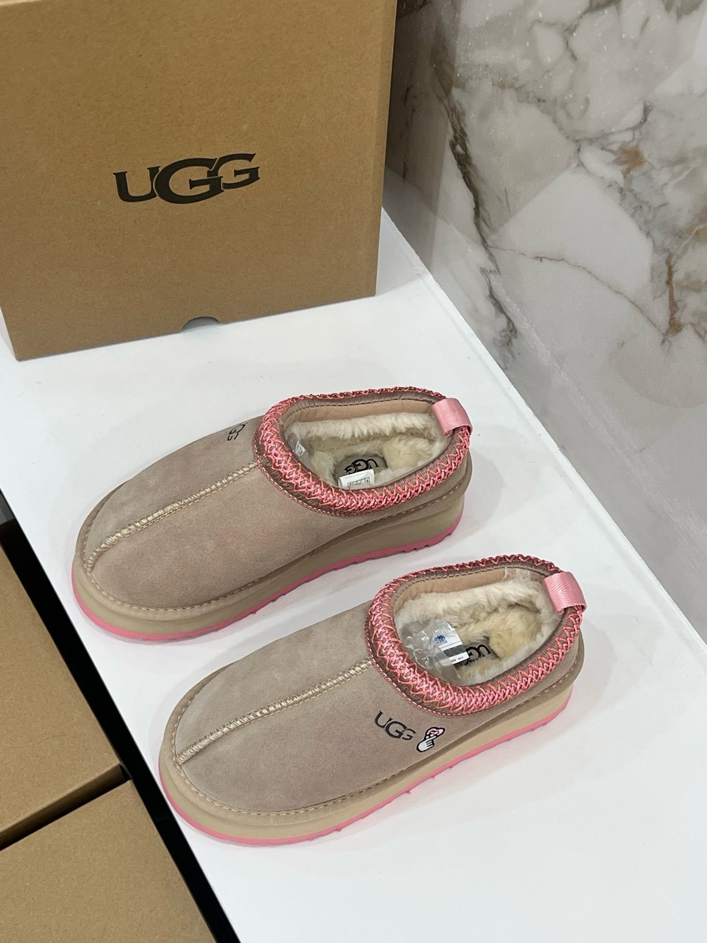 $42.86 UGG ZT9890 gallery