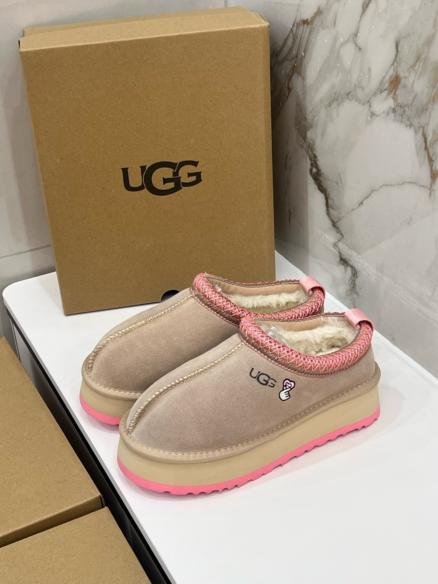 $42.86 UGG ZT9890 gallery
