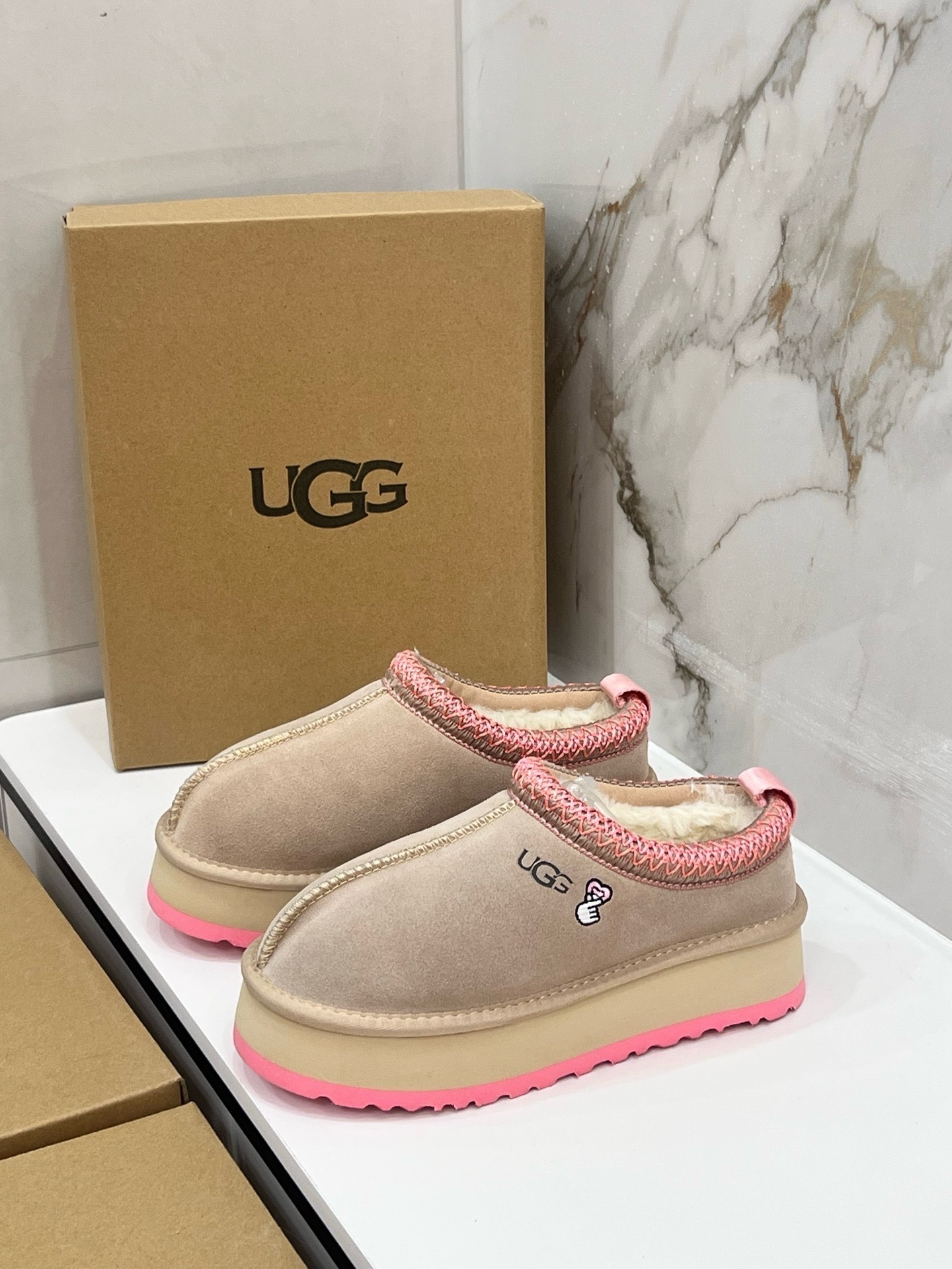 $42.86 UGG ZT9890 gallery