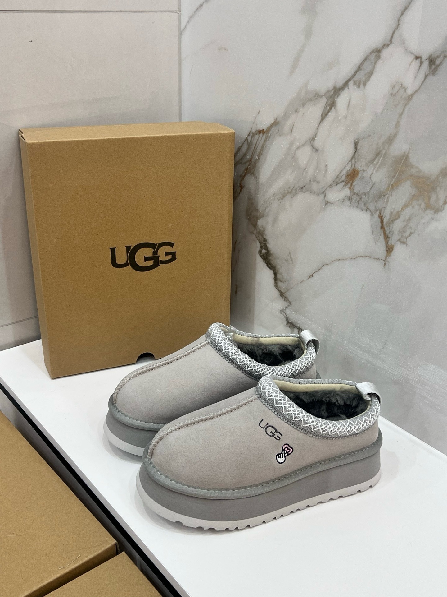 $42.86 UGG ZT9890 gallery