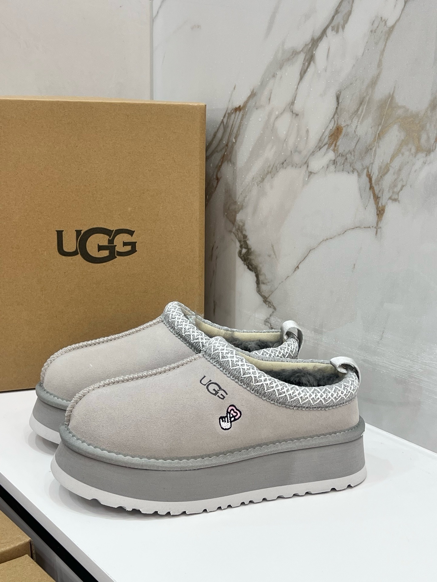 $42.86 UGG ZT9890 gallery
