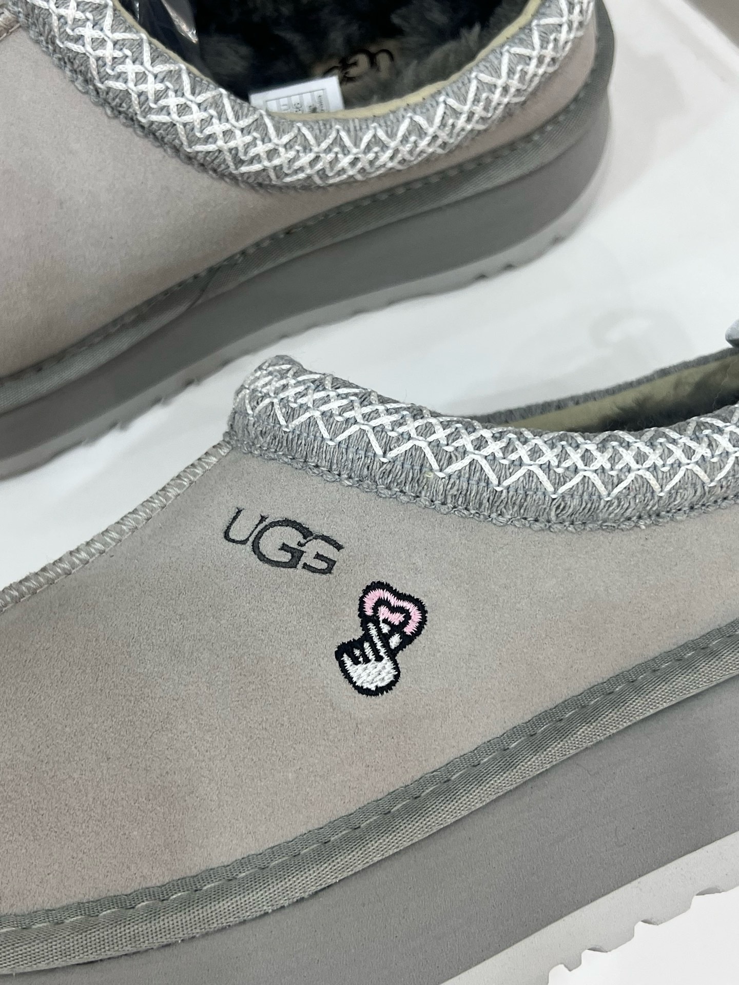 $42.86 UGG ZT9890 gallery