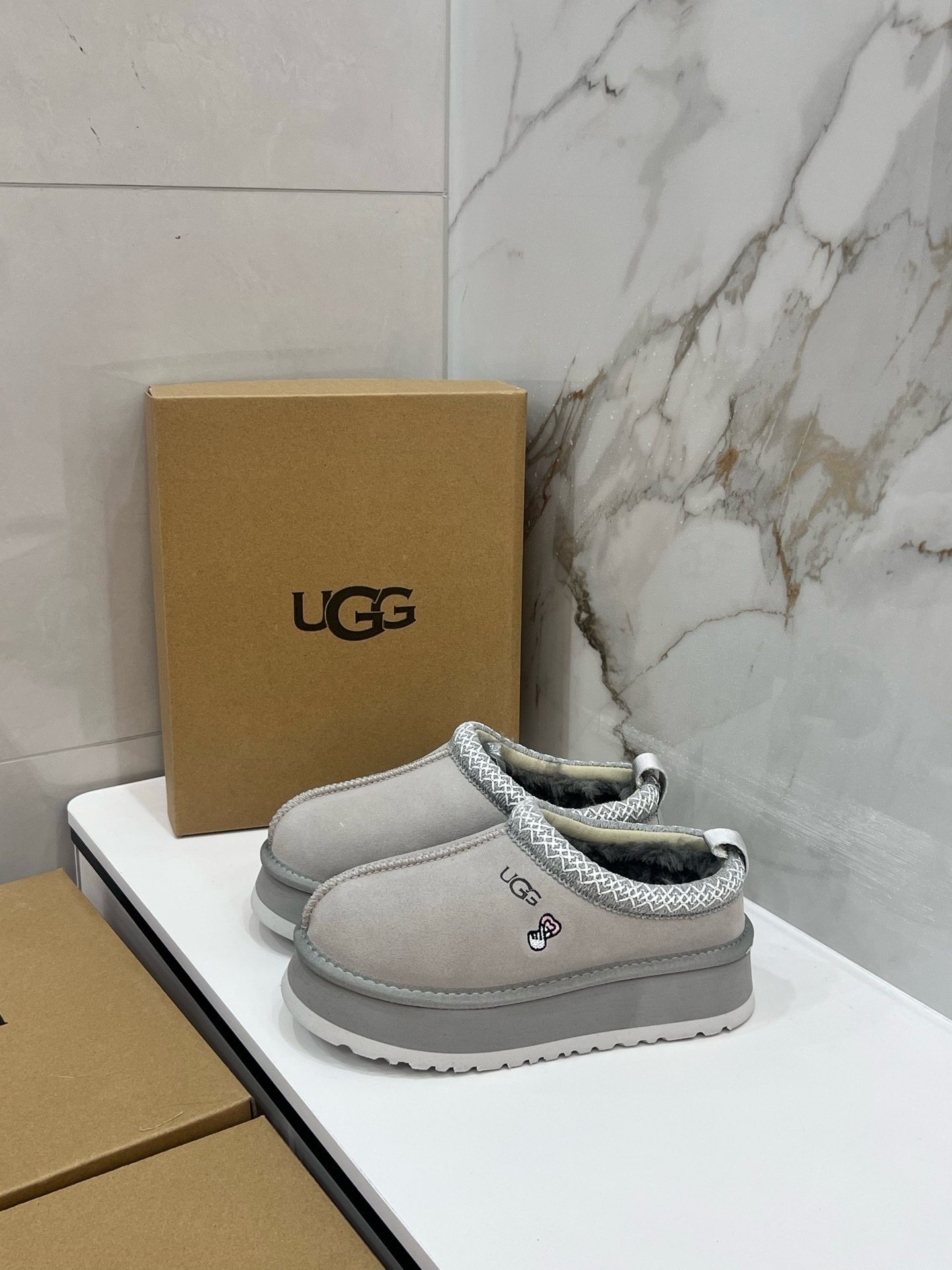 $42.86 UGG ZT9890 gallery
