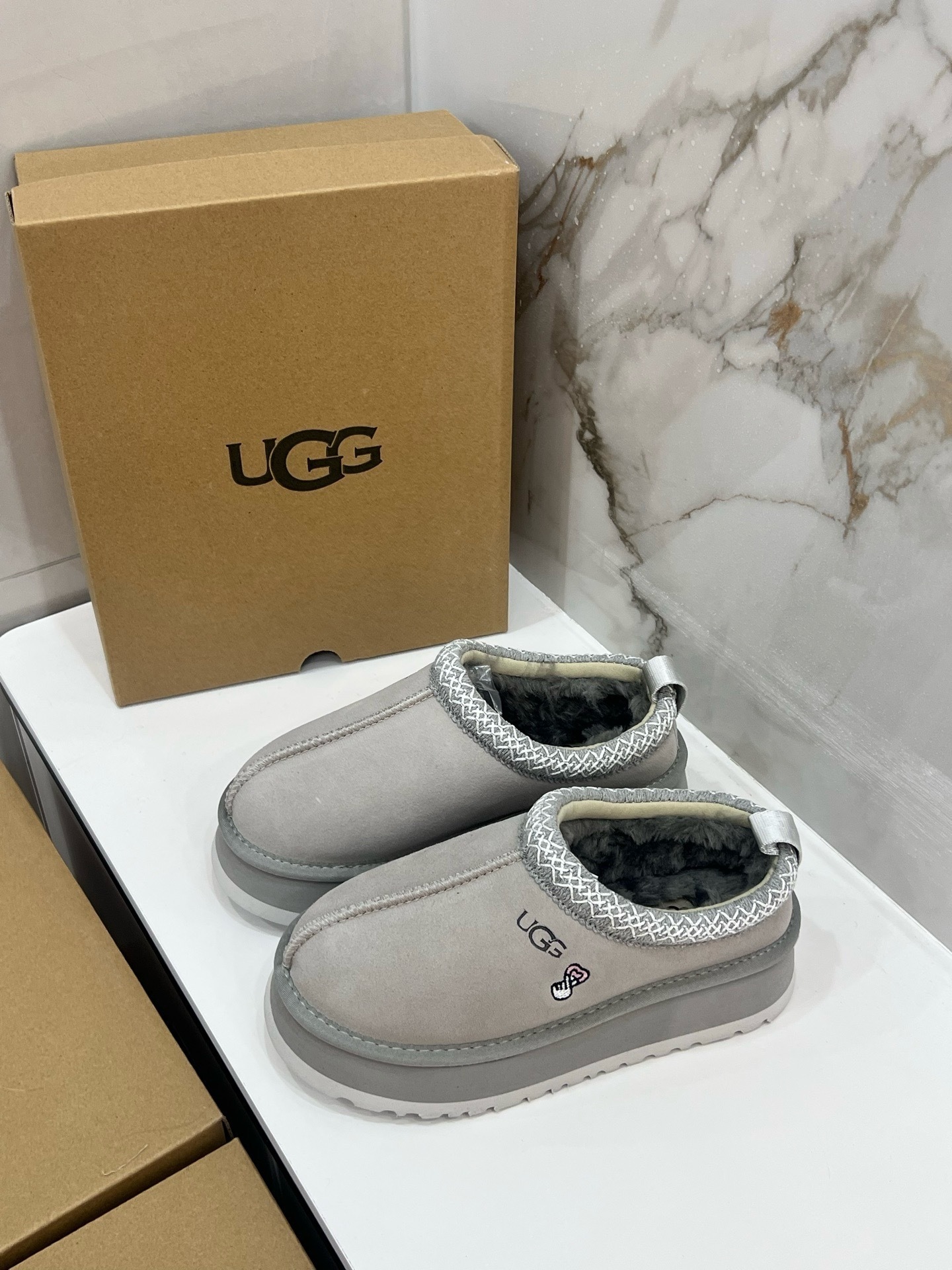 $42.86 UGG ZT9890 gallery