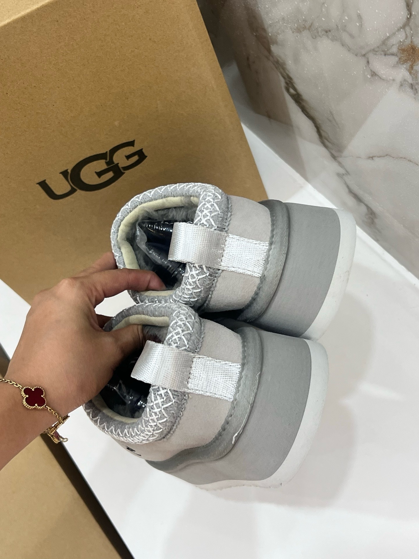 $42.86 UGG ZT9890 gallery