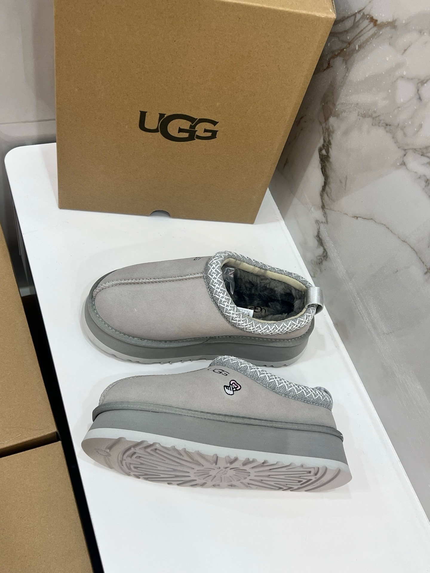 $42.86 UGG ZT9890 gallery