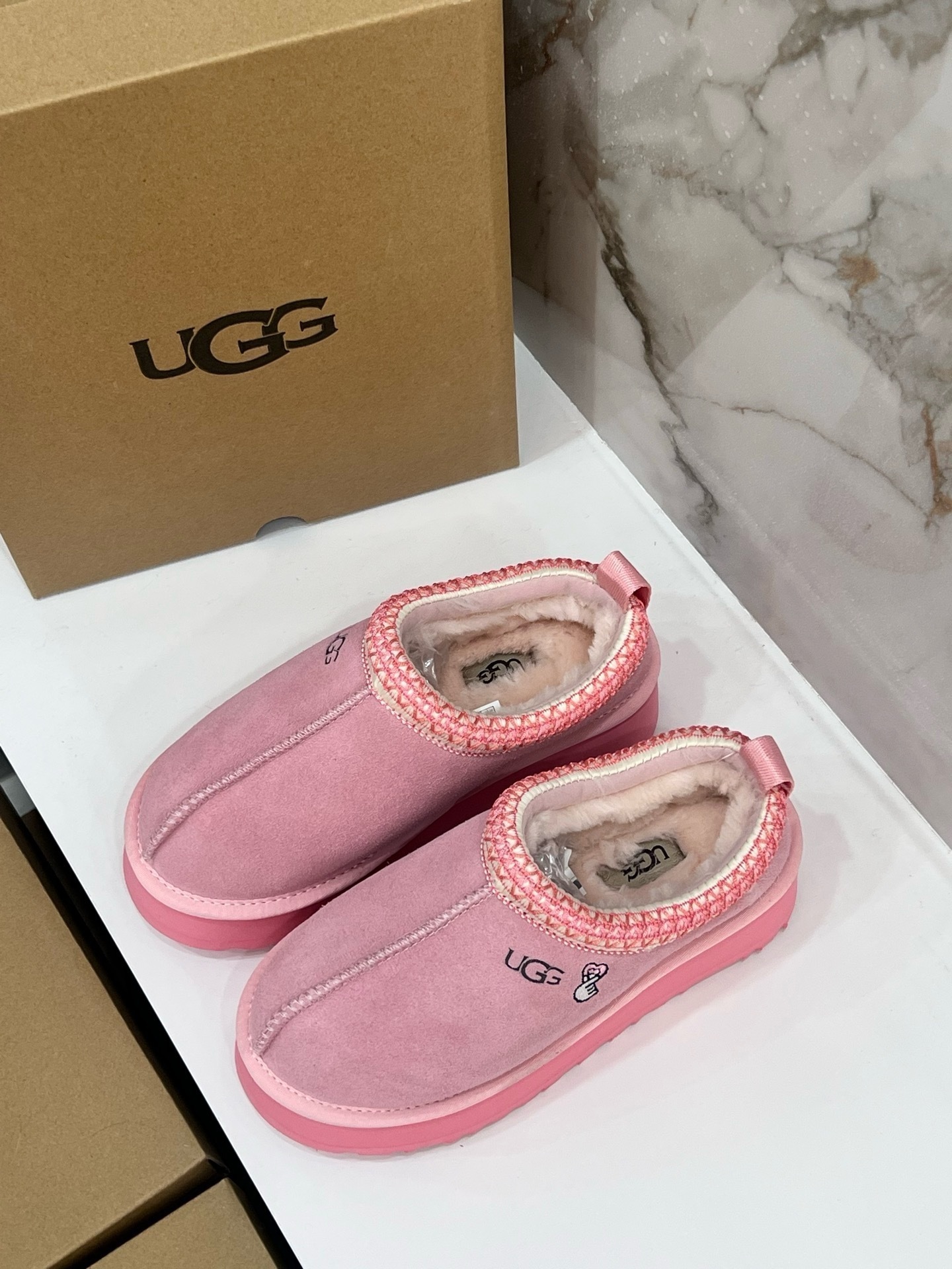 $42.86 UGG ZT9890 gallery