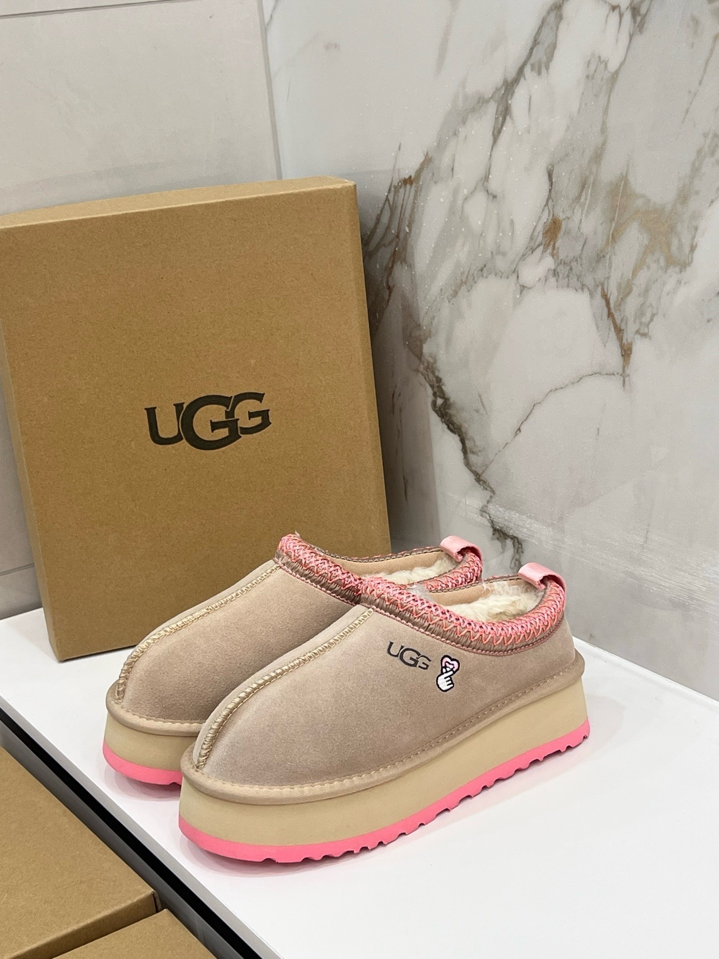 $42.86 UGG ZT9890 gallery