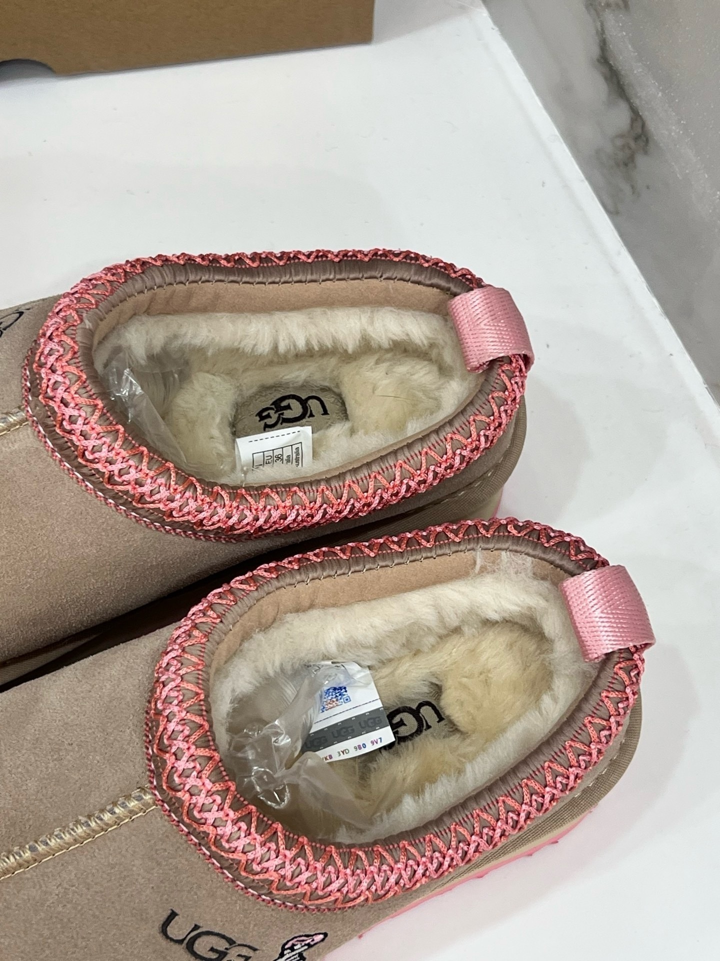 $42.86 UGG ZT9890 gallery
