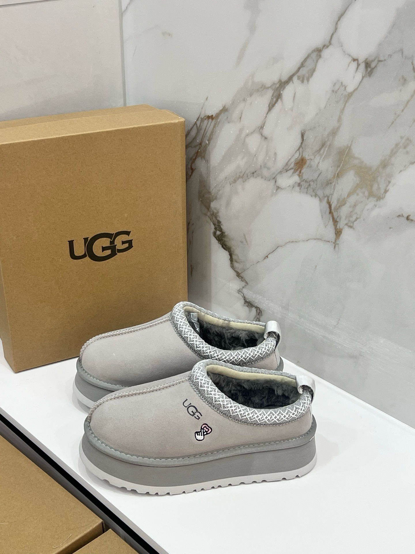 $42.86 UGG ZT9890 gallery