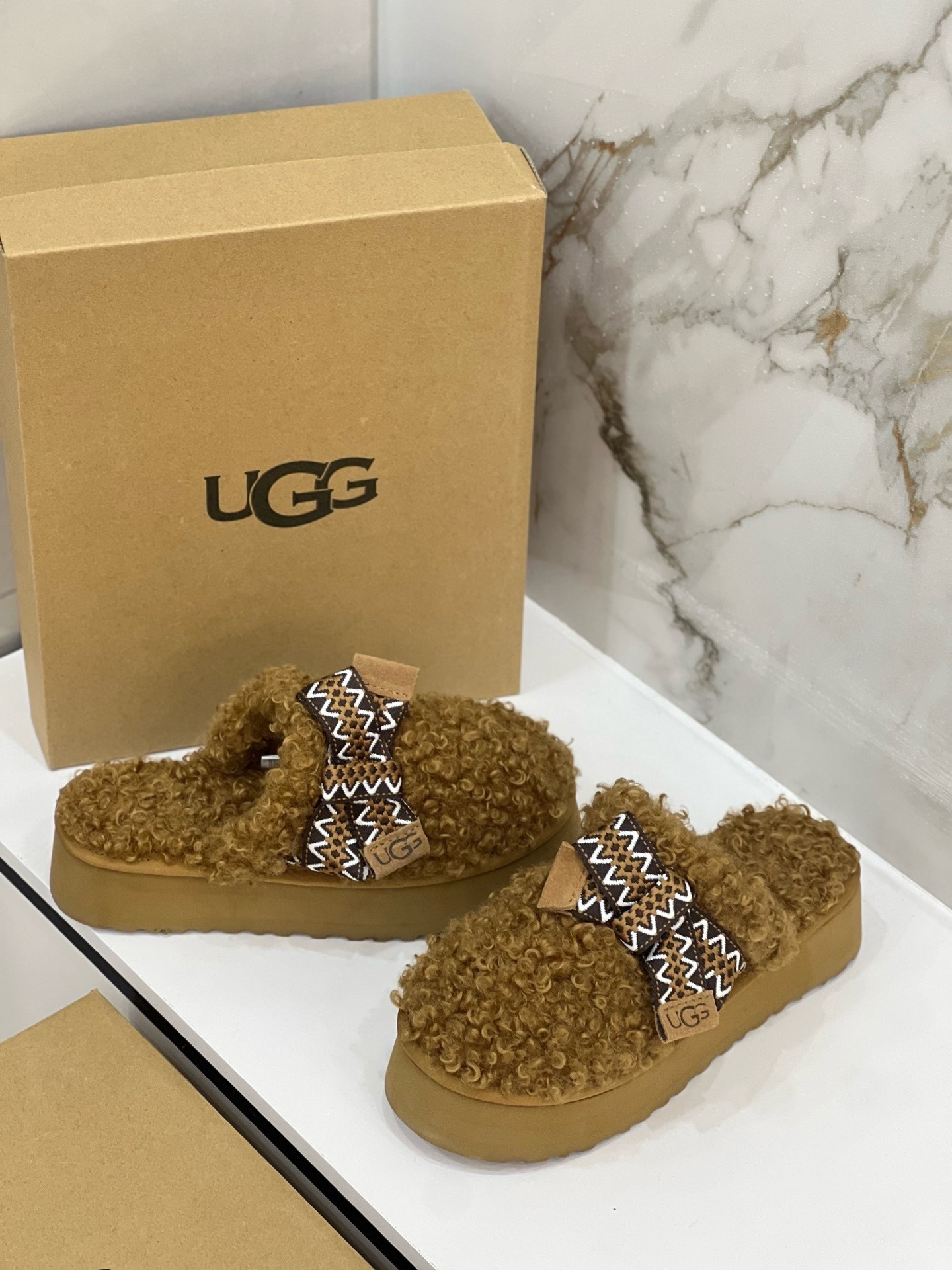 $42.86 UGG ZT9891 gallery