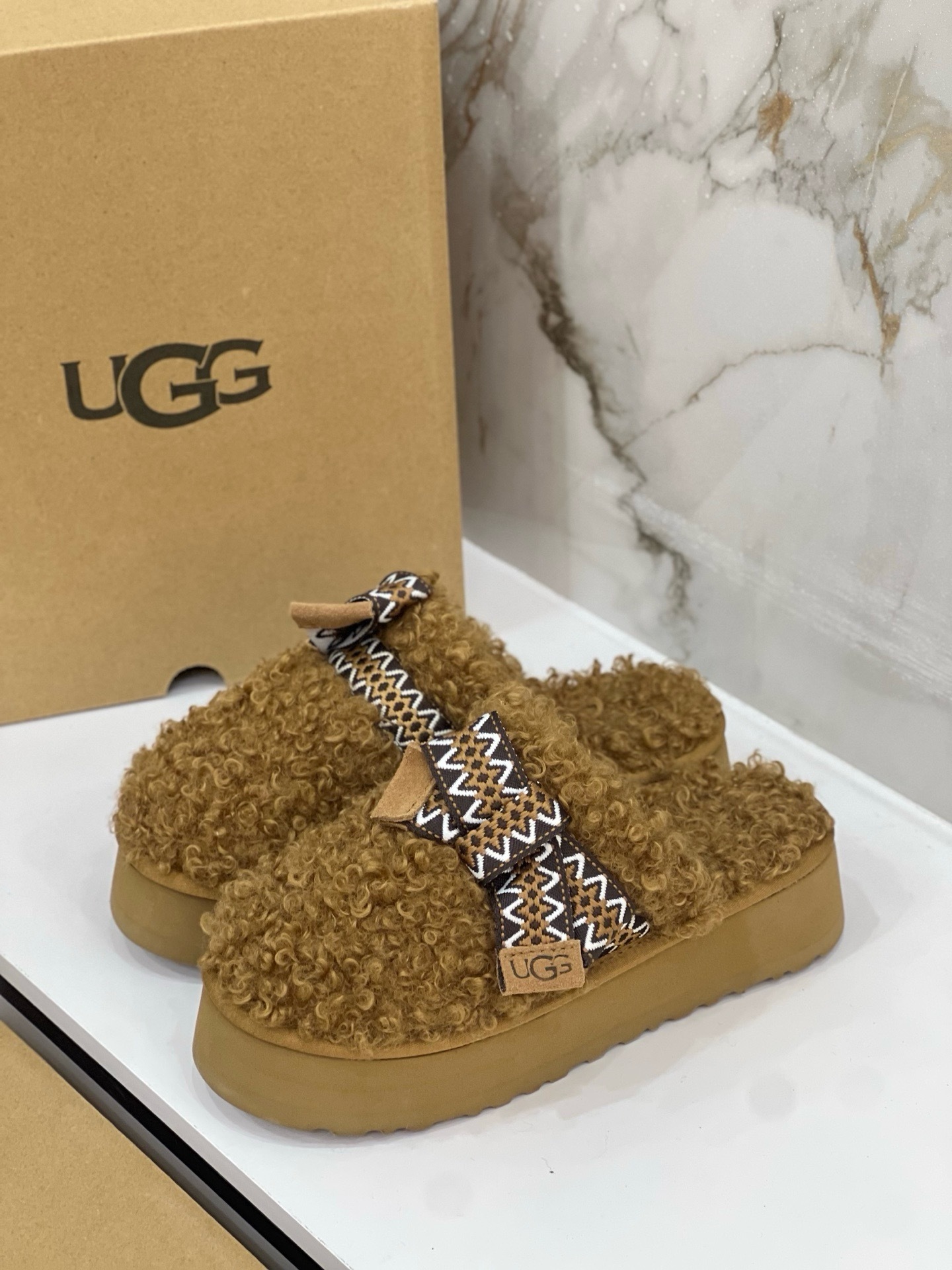 $42.86 UGG ZT9891 gallery