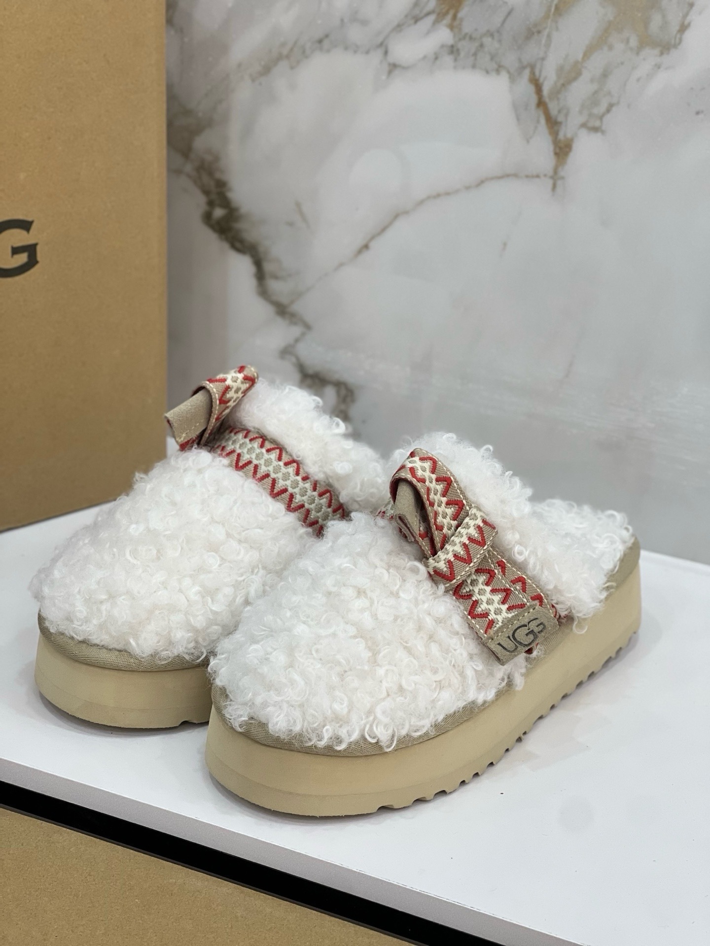 $42.86 UGG ZT9891 gallery