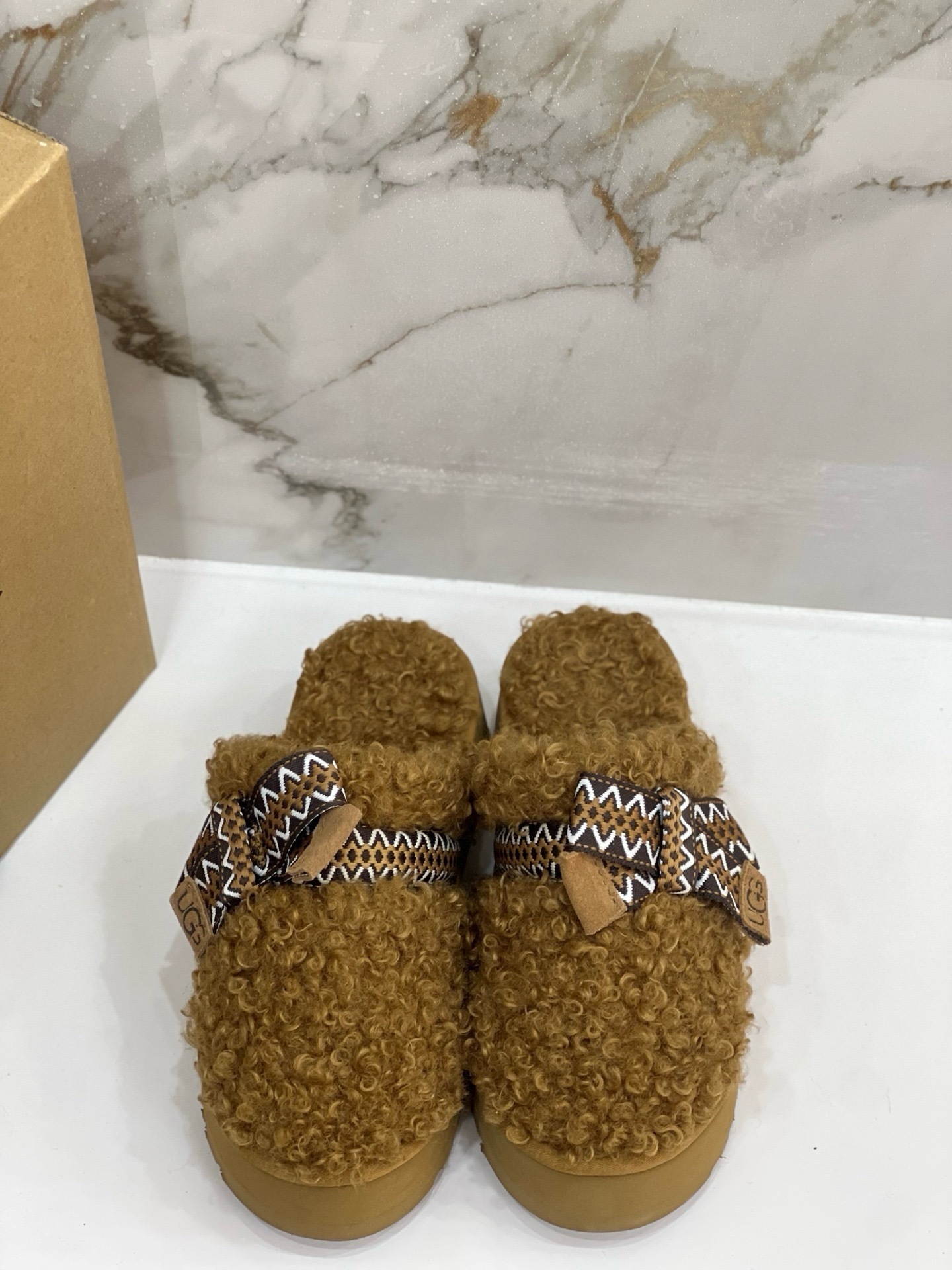 $42.86 UGG ZT9891 gallery