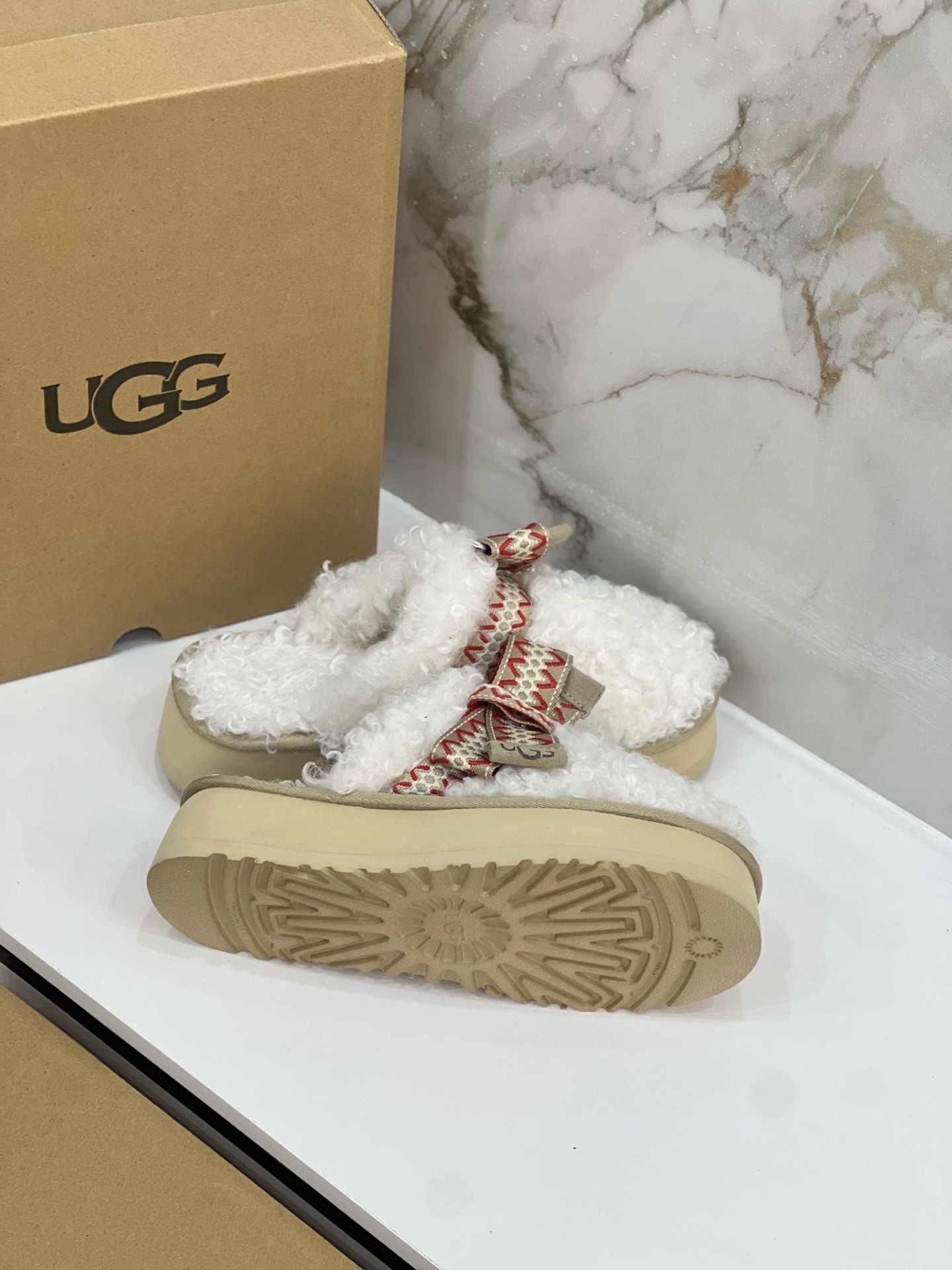$42.86 UGG ZT9891 gallery