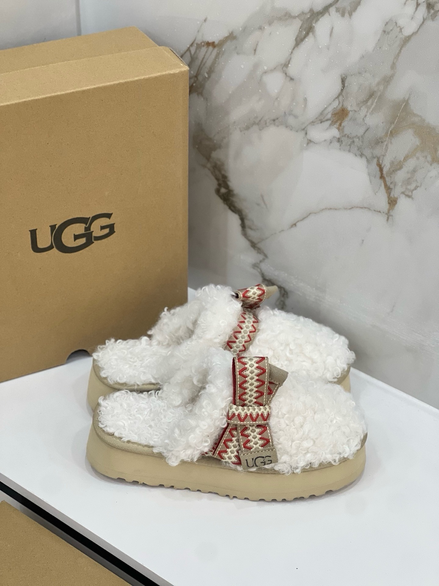 $42.86 UGG ZT9891 gallery