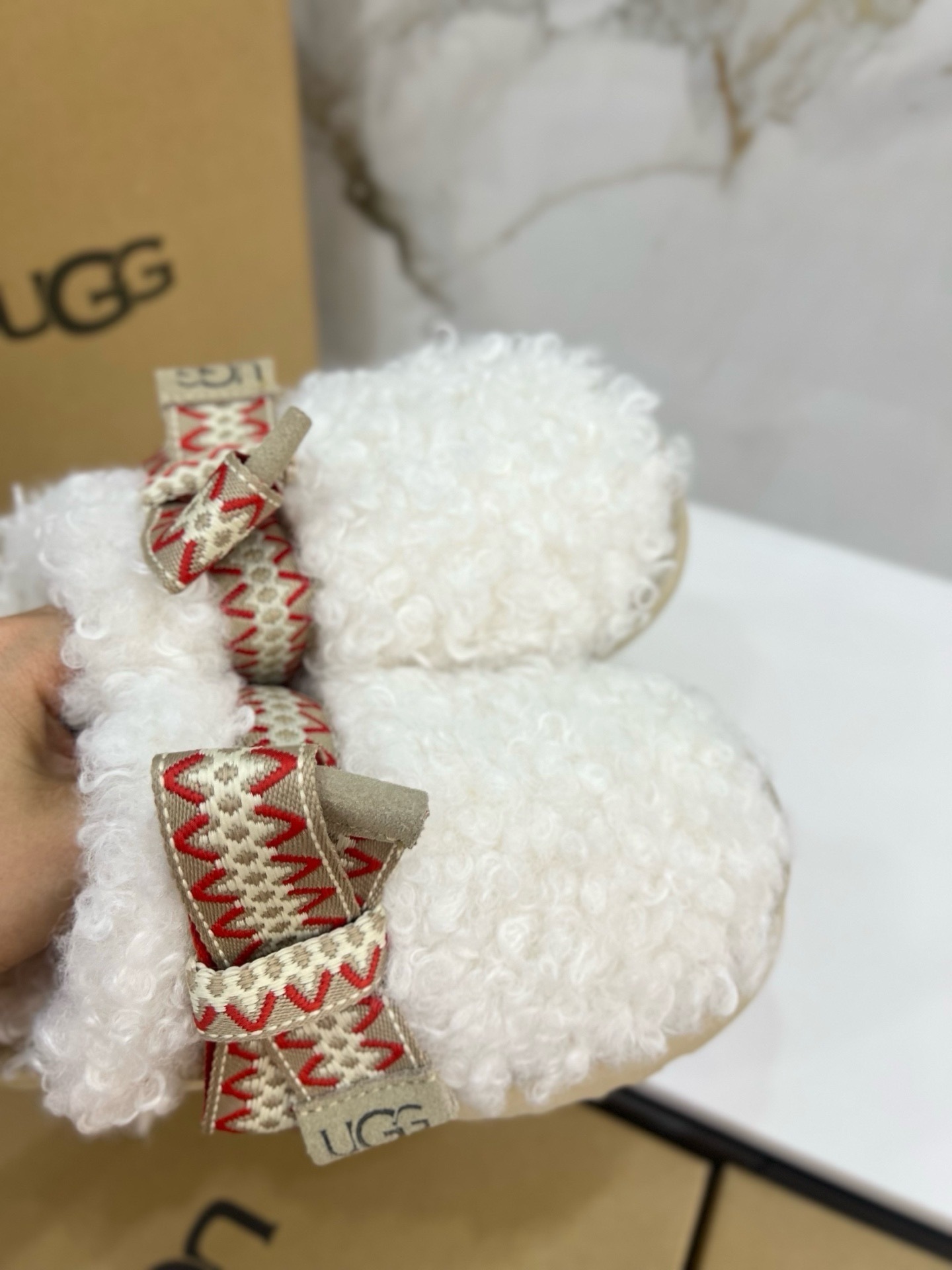 $42.86 UGG ZT9891 gallery