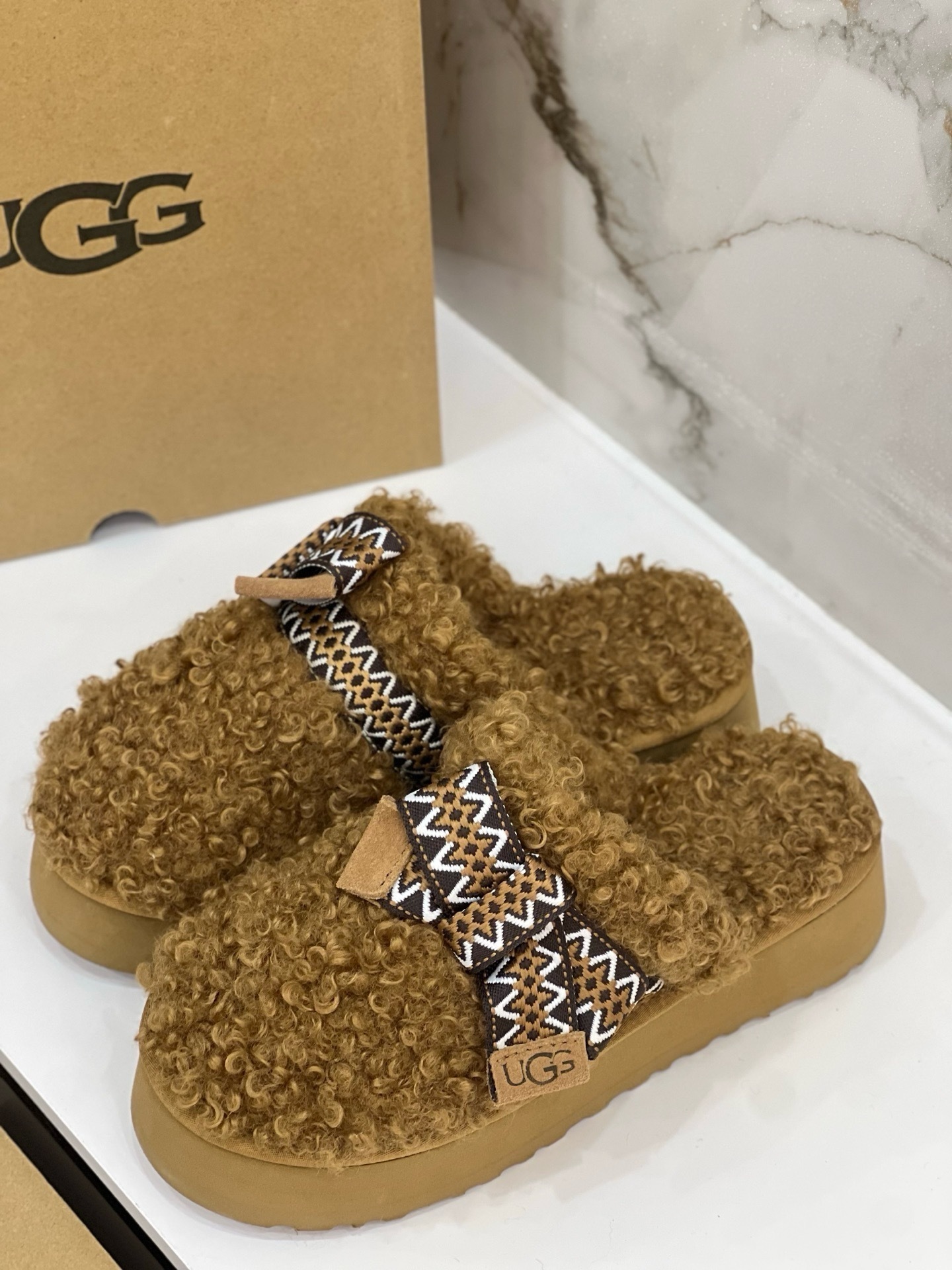 $42.86 UGG ZT9891 gallery