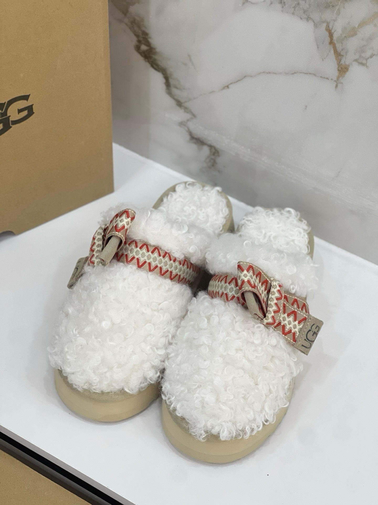 $42.86 UGG ZT9891 gallery