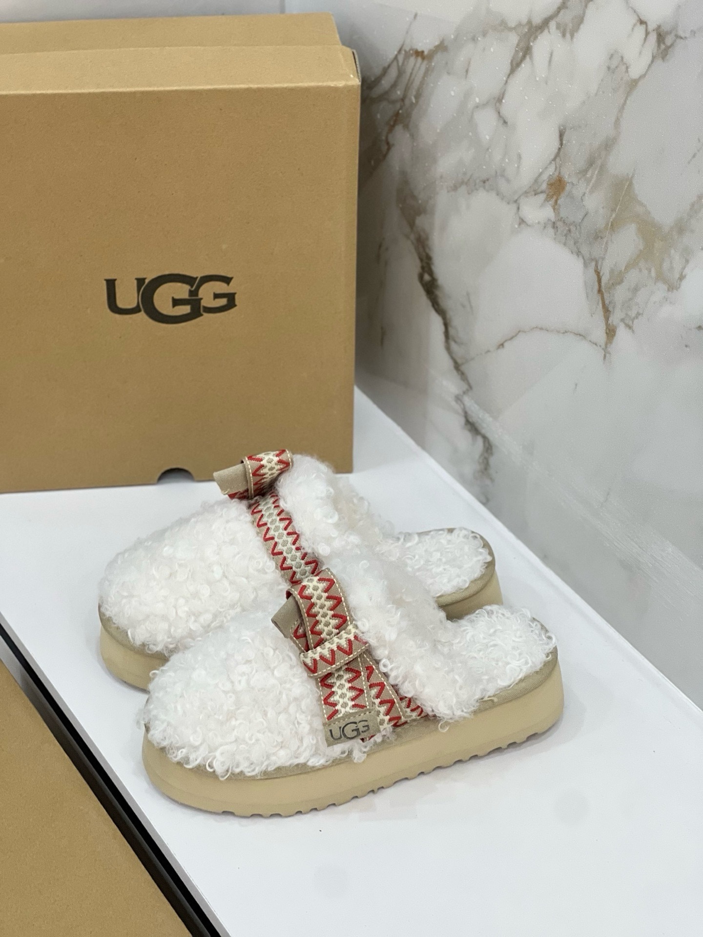$42.86 UGG ZT9891 gallery