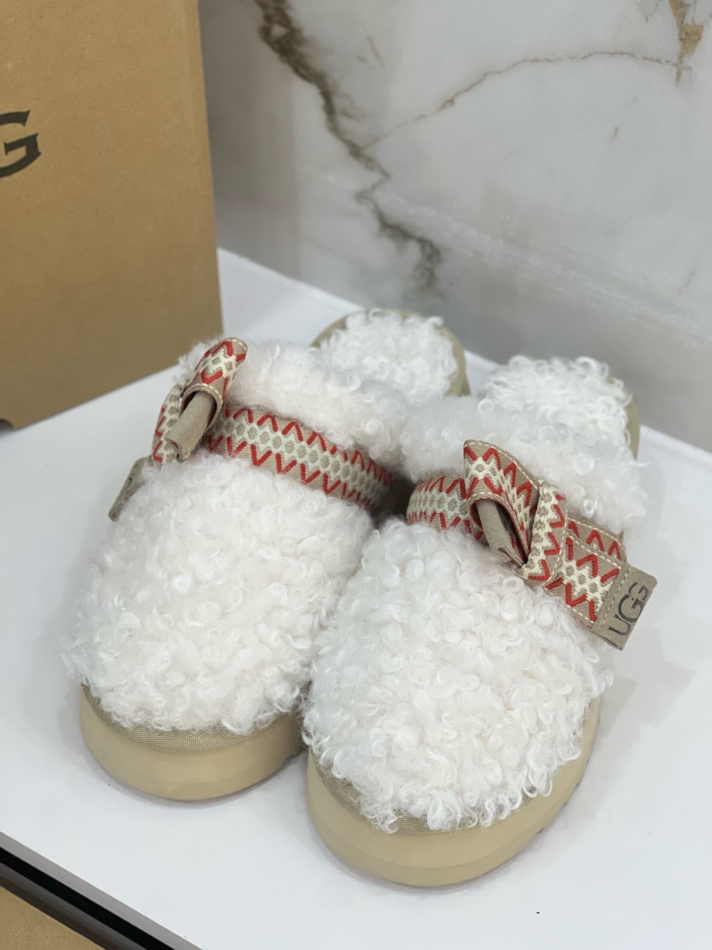 $42.86 UGG ZT9891 gallery