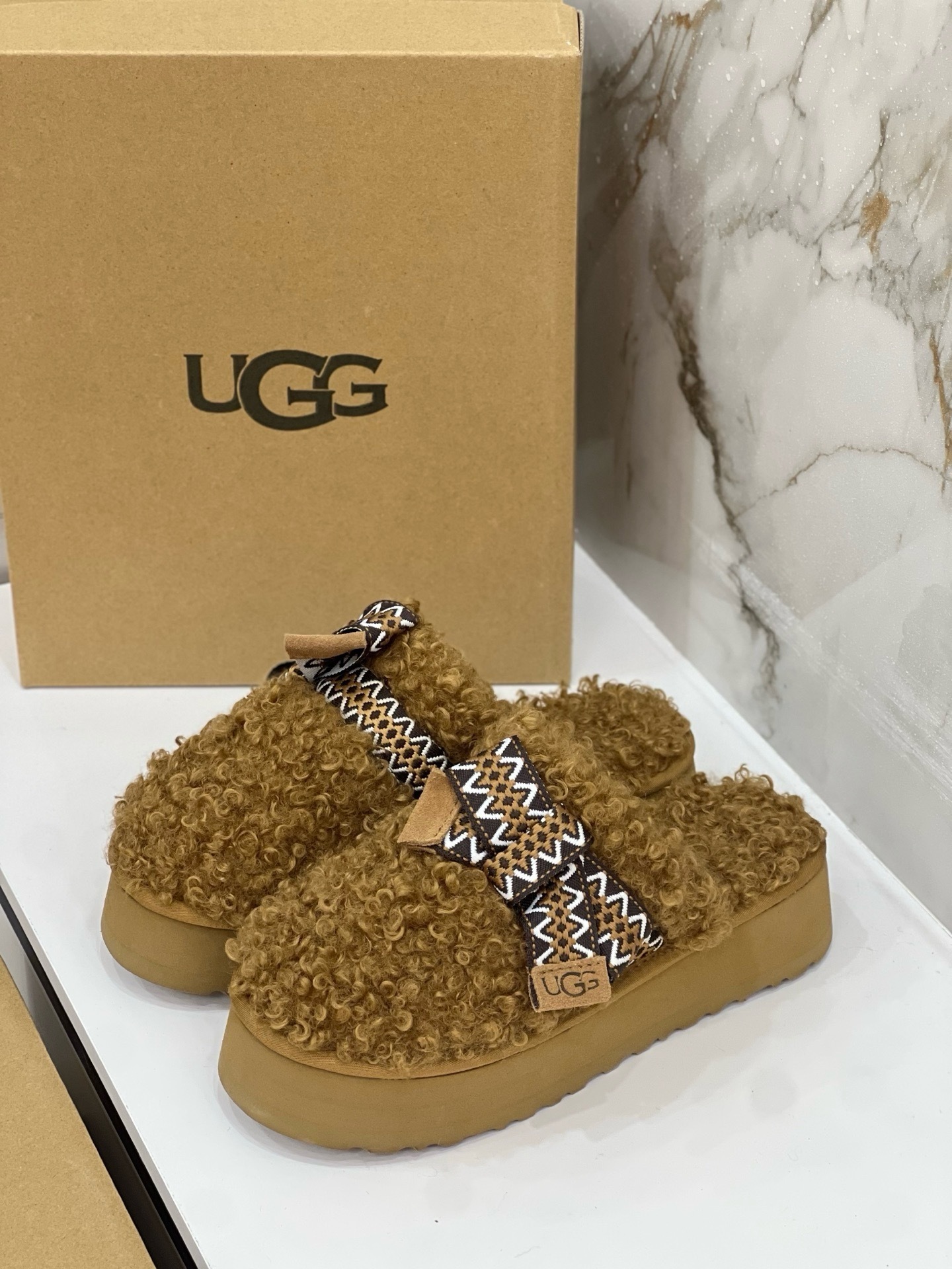 $42.86 UGG ZT9891 gallery