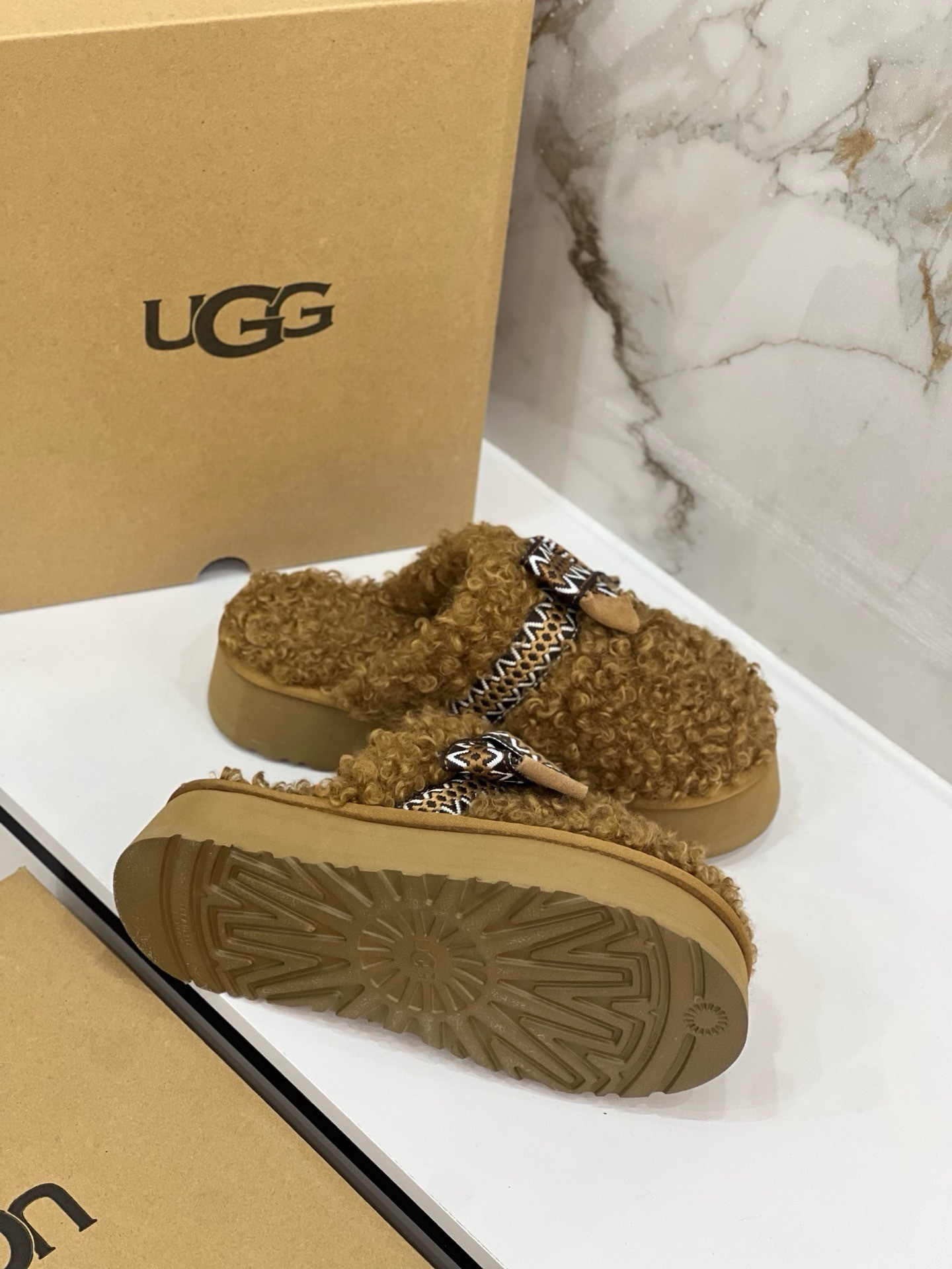 $42.86 UGG ZT9891 gallery