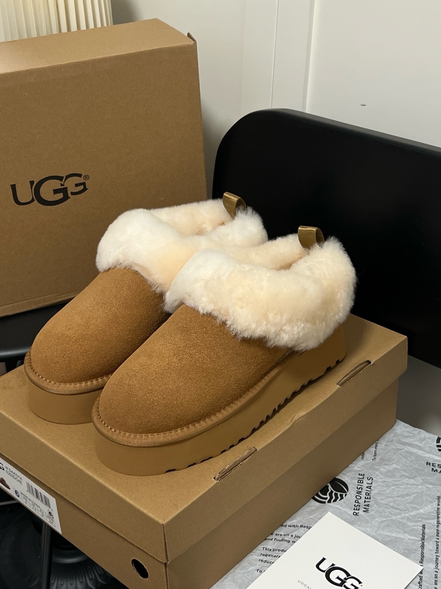 $42.86 UGG ZT9896 gallery