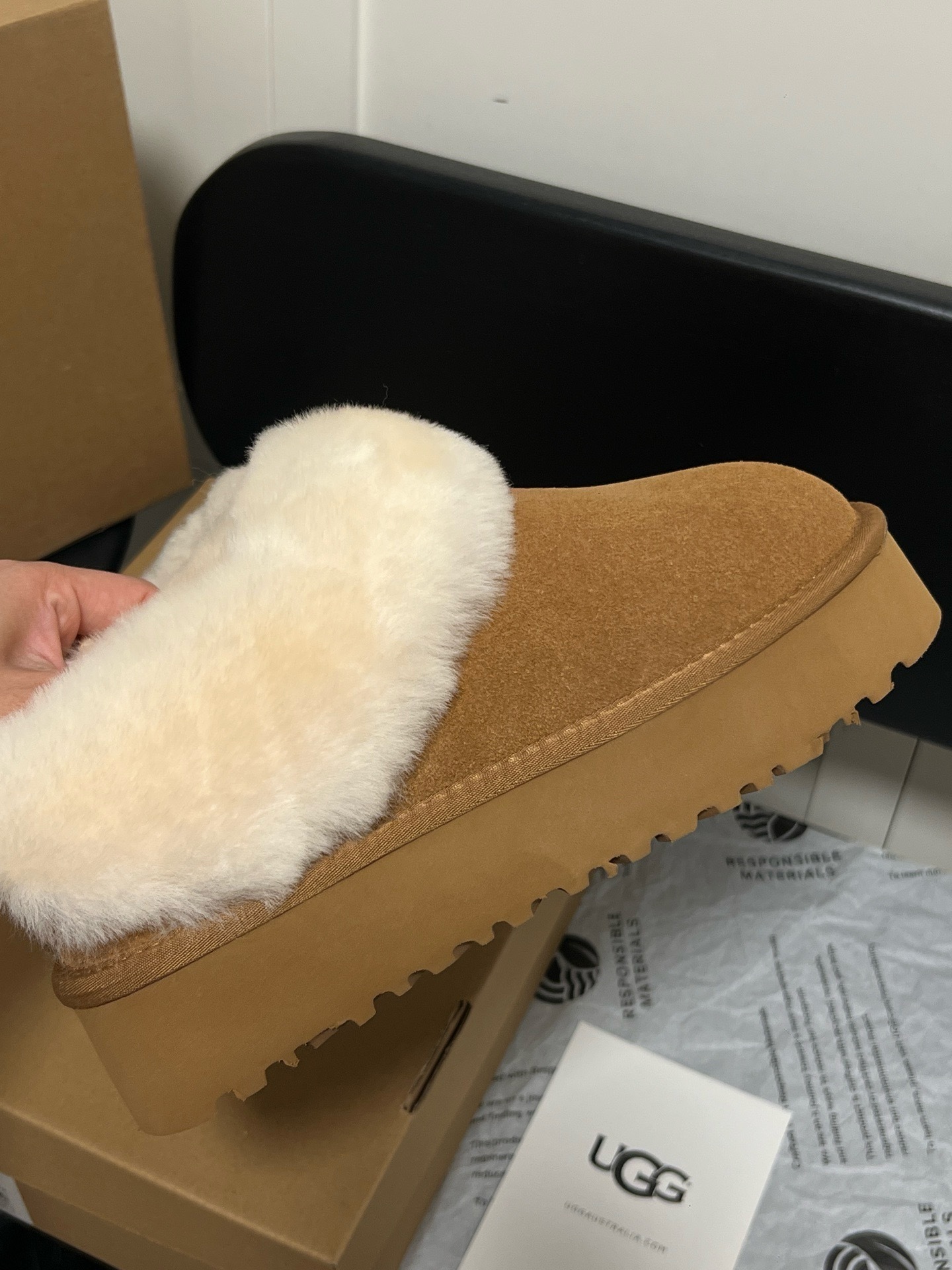 $42.86 UGG ZT9896 gallery