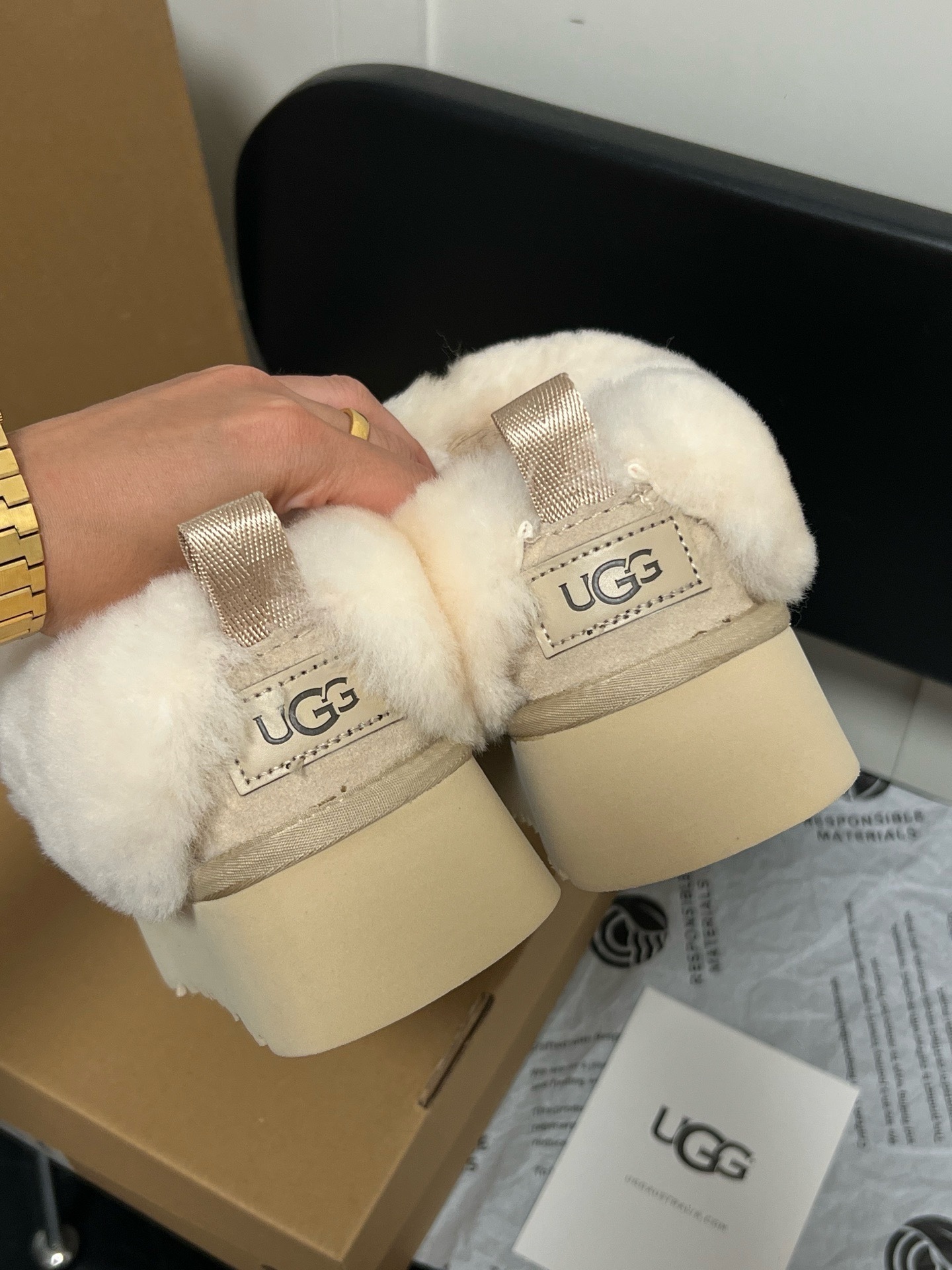$42.86 UGG ZT9896 gallery