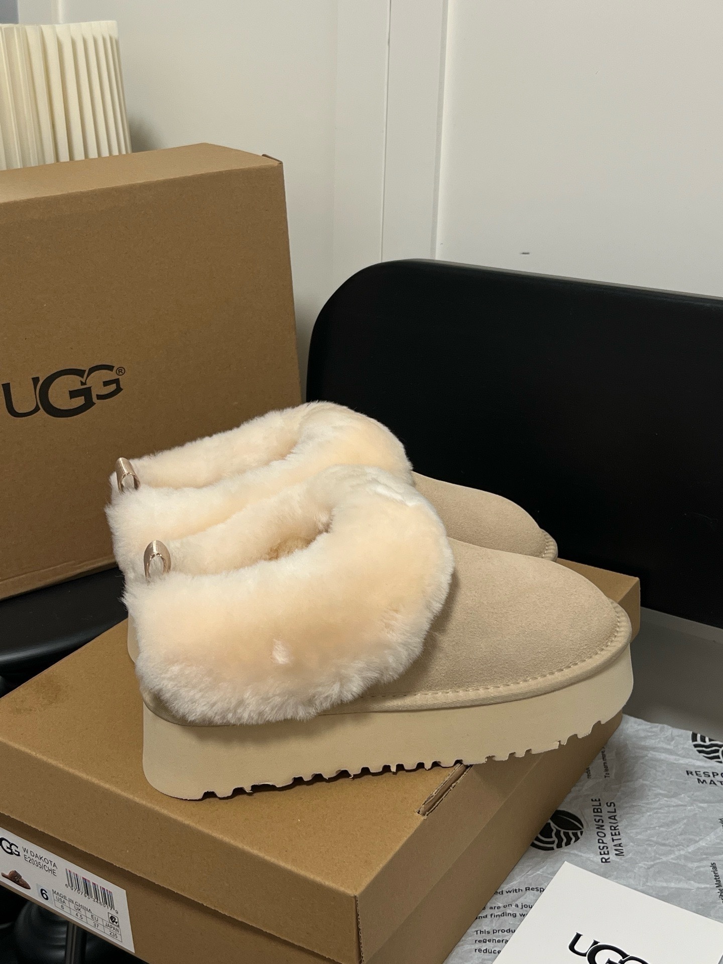 $42.86 UGG ZT9896 gallery