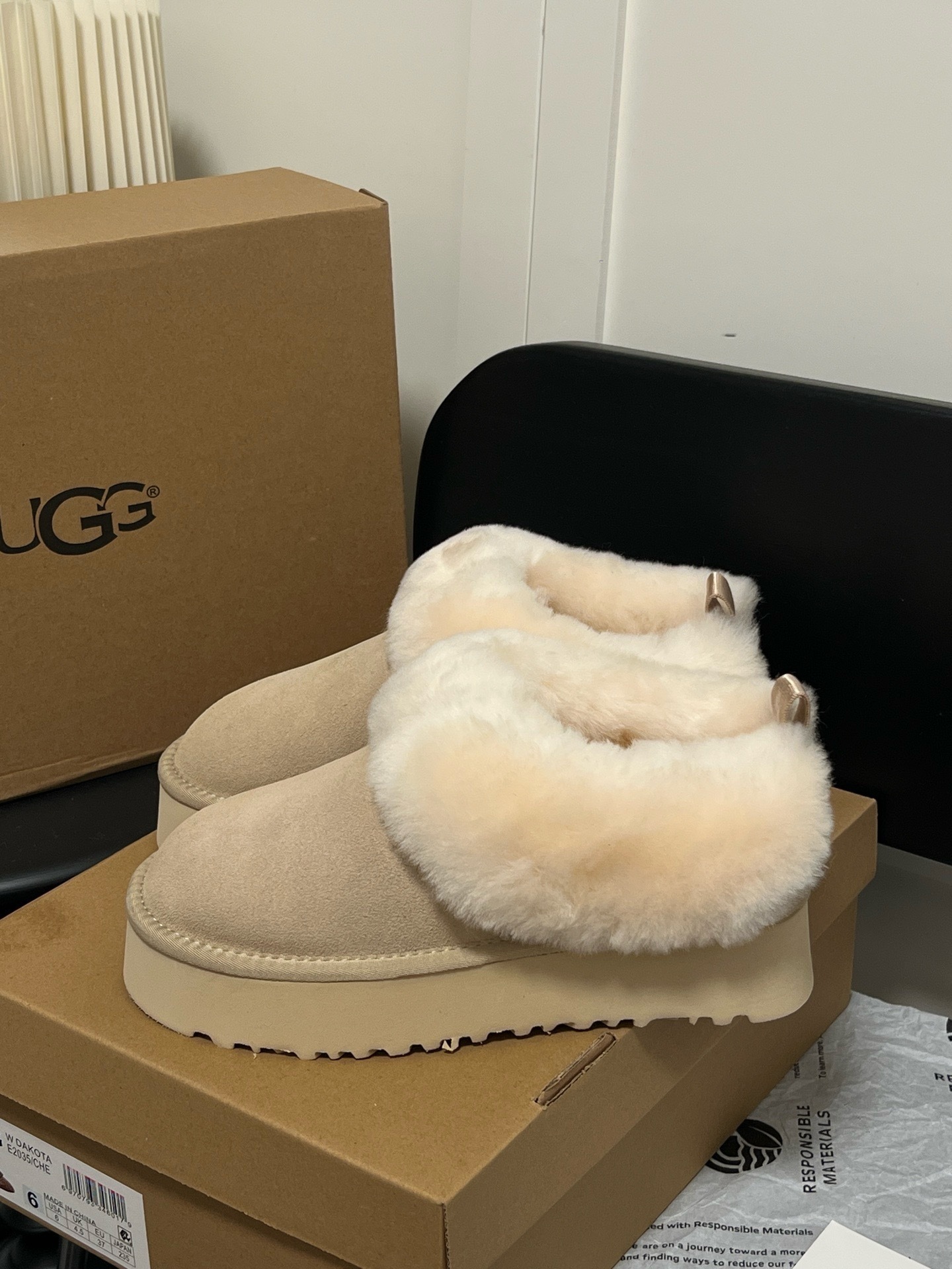 $42.86 UGG ZT9896 gallery