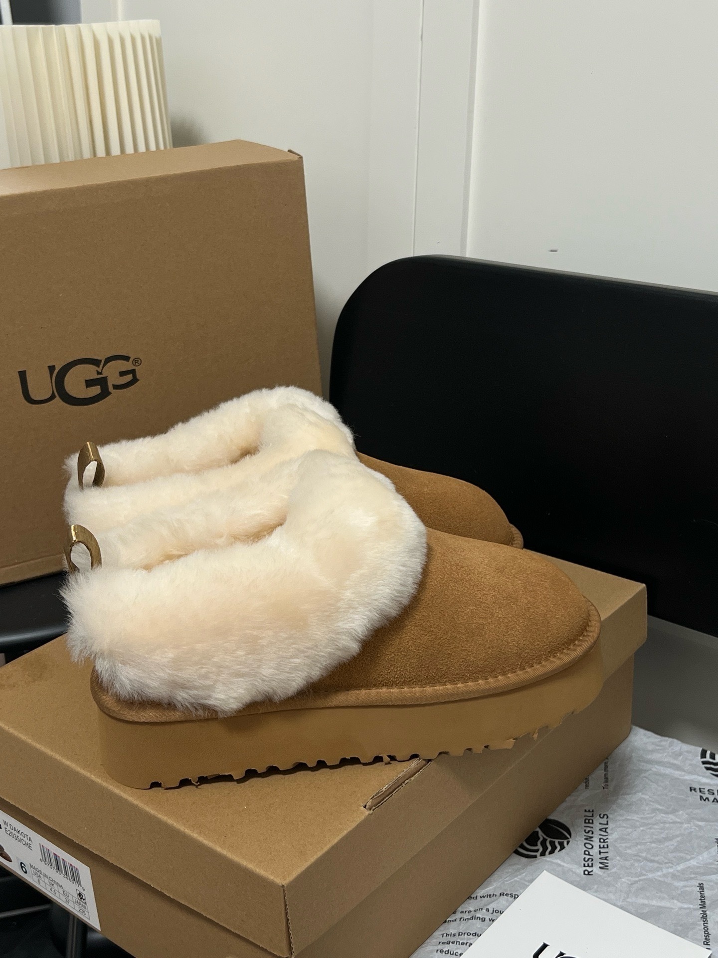 $42.86 UGG ZT9896 gallery
