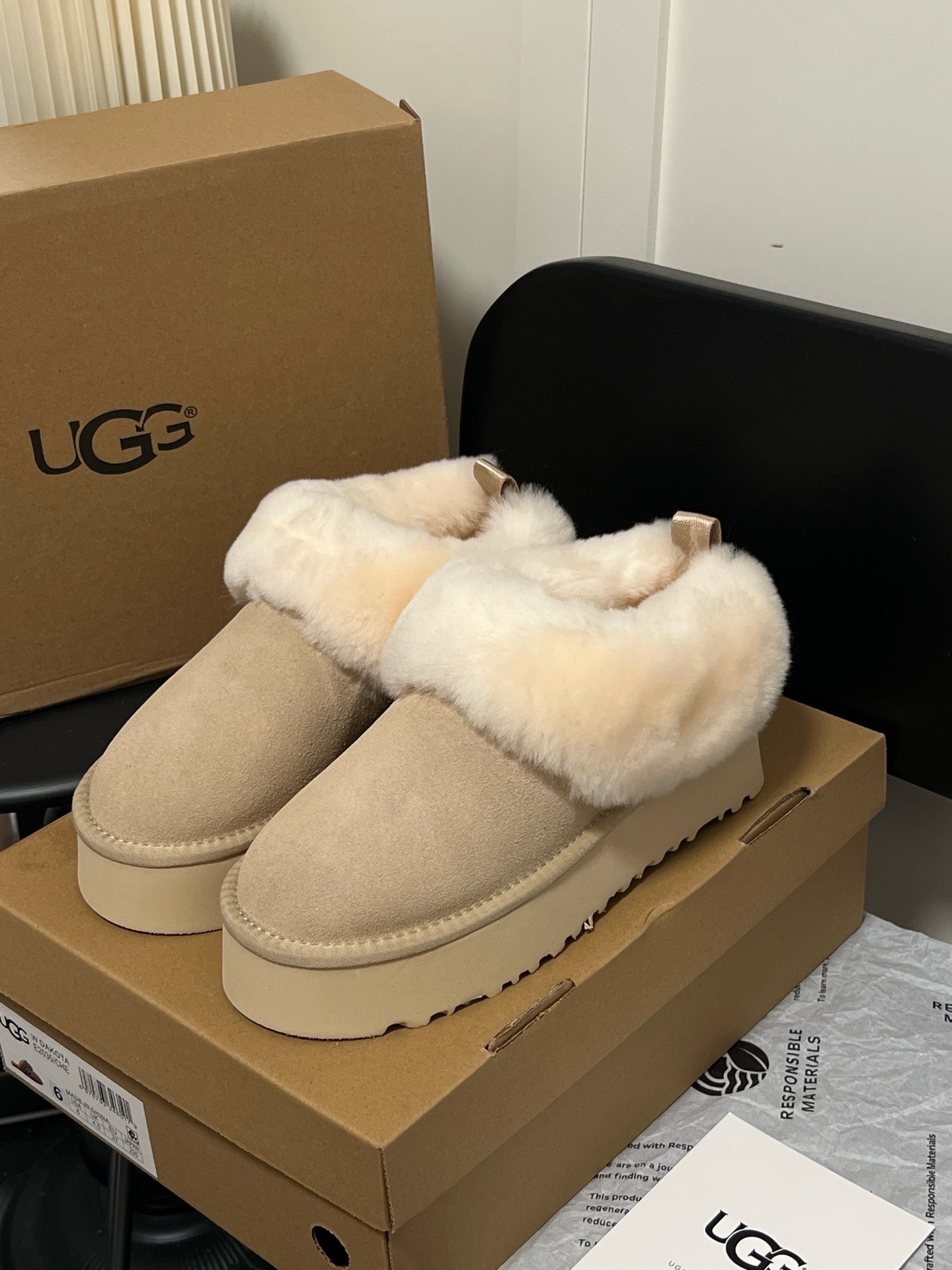 $42.86 UGG ZT9896 gallery
