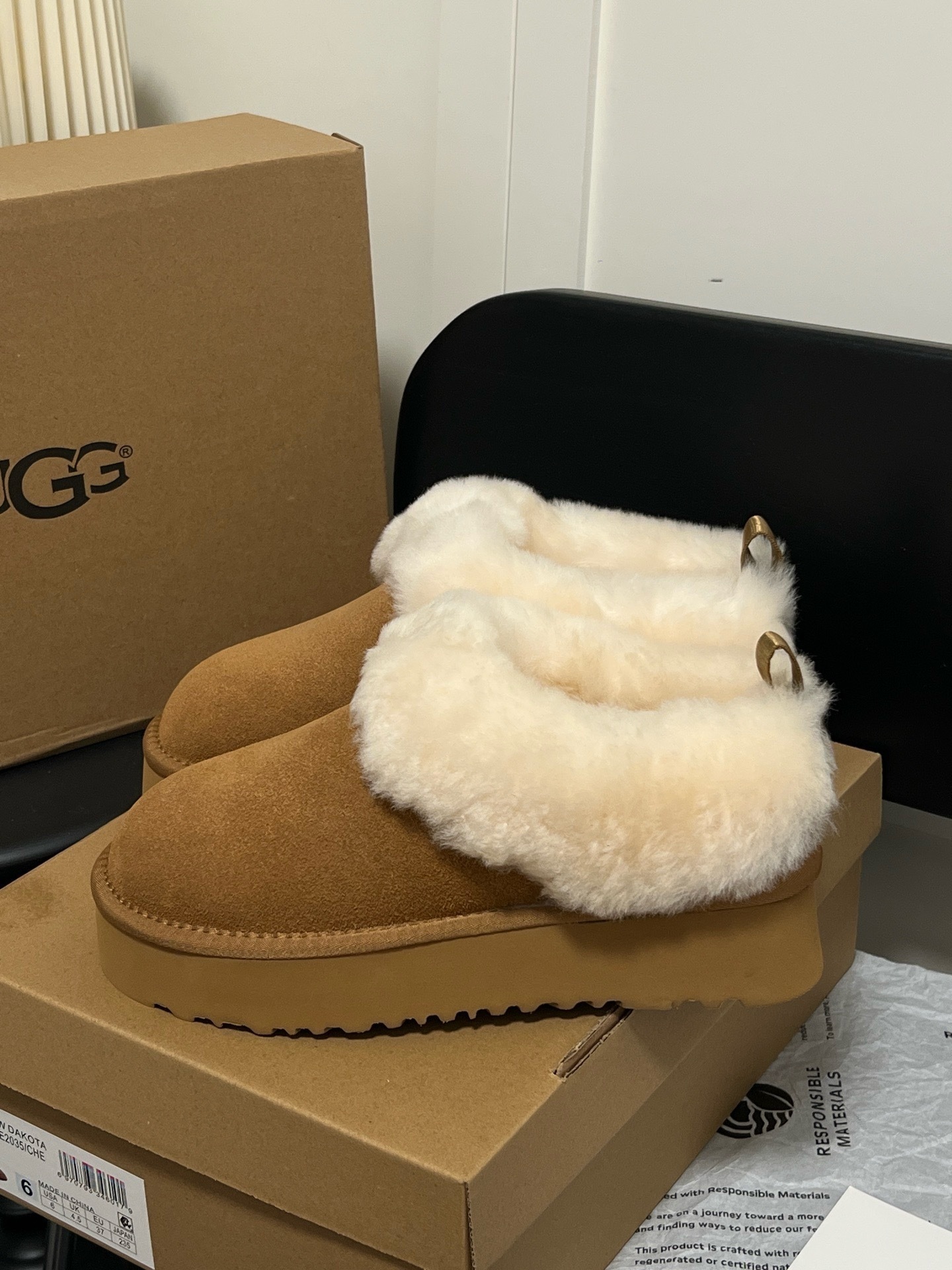 $42.86 UGG ZT9896 gallery