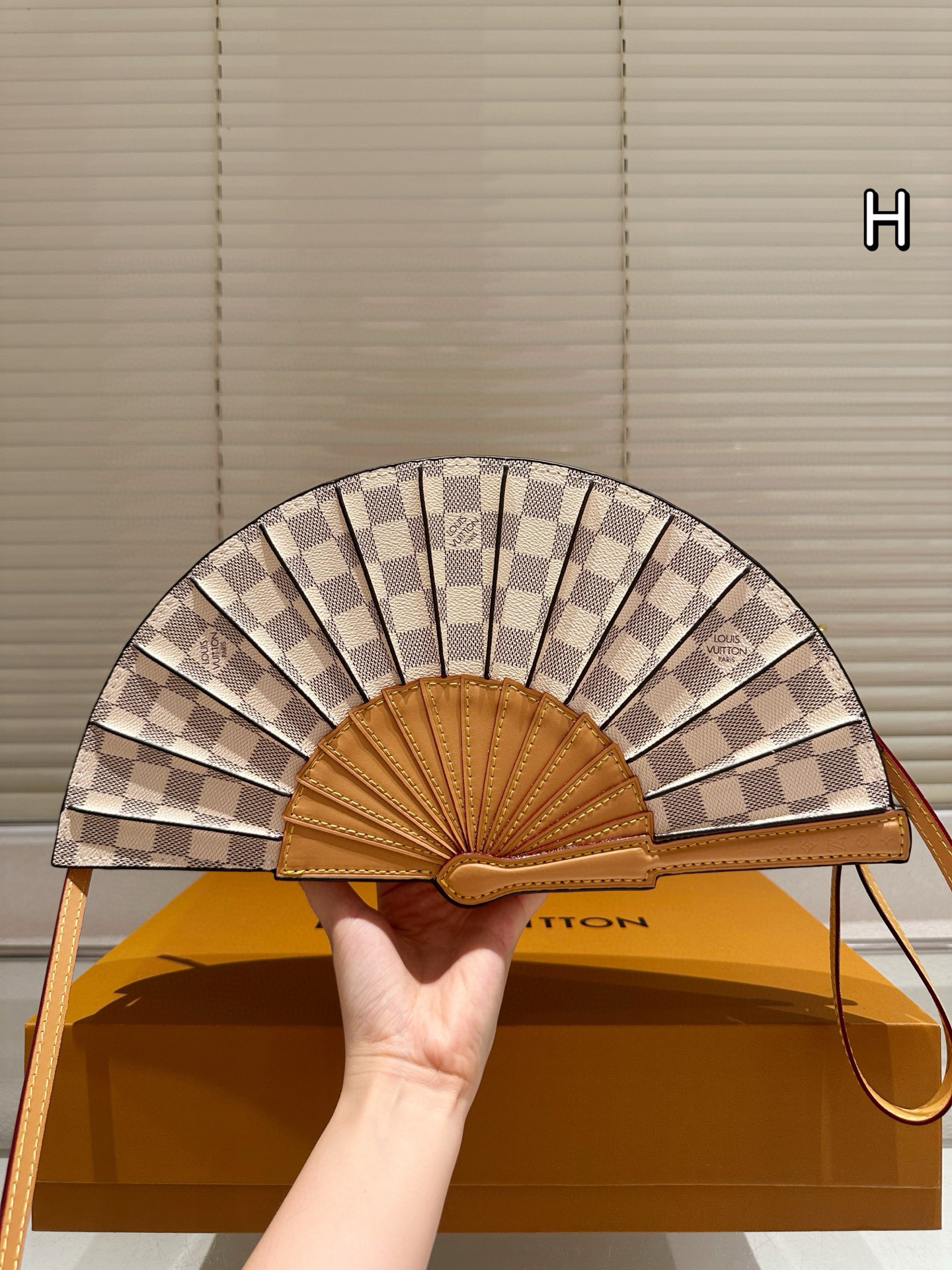 $60 LV ZT10169 gallery