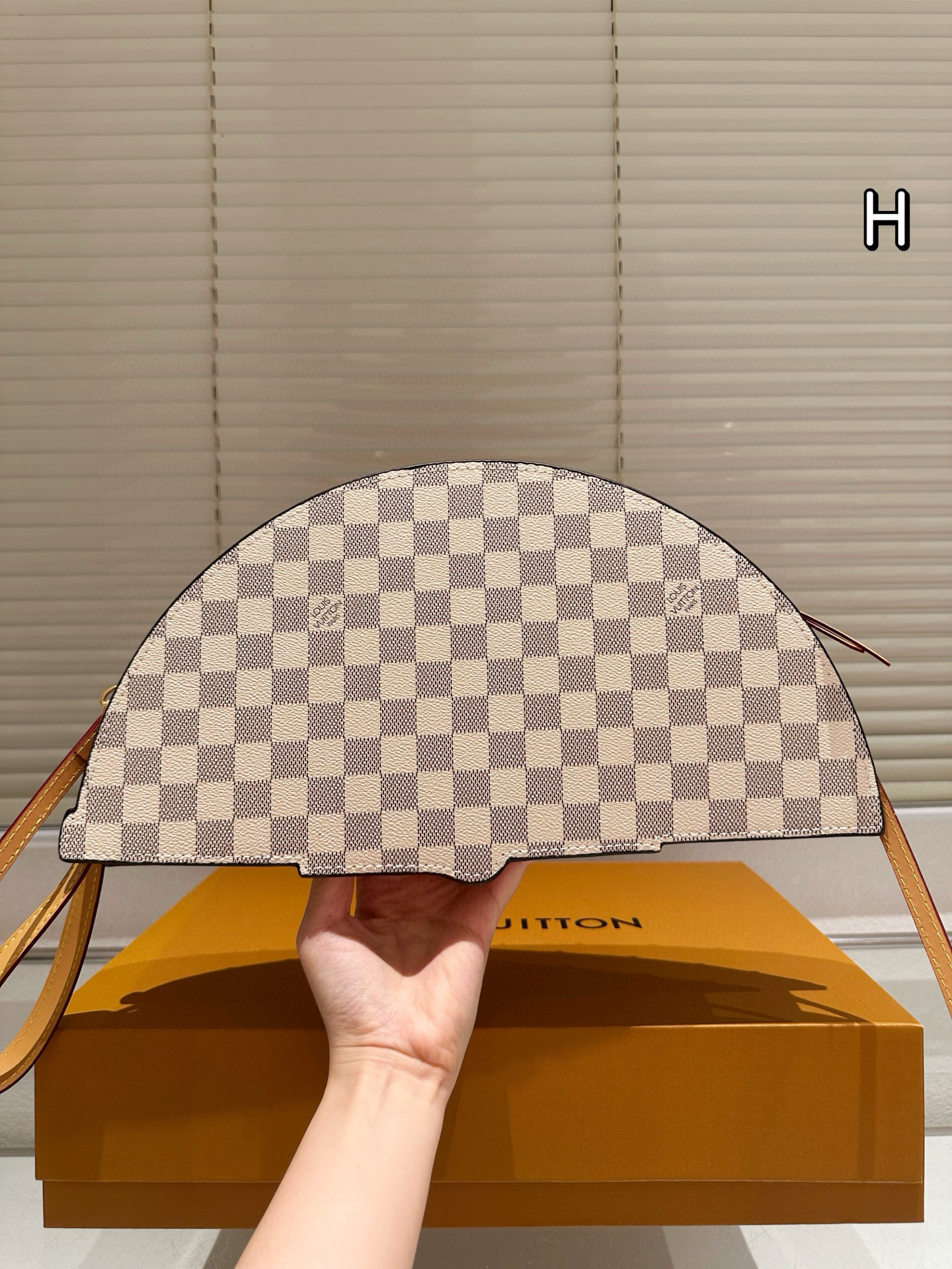 $60 LV ZT10169 gallery