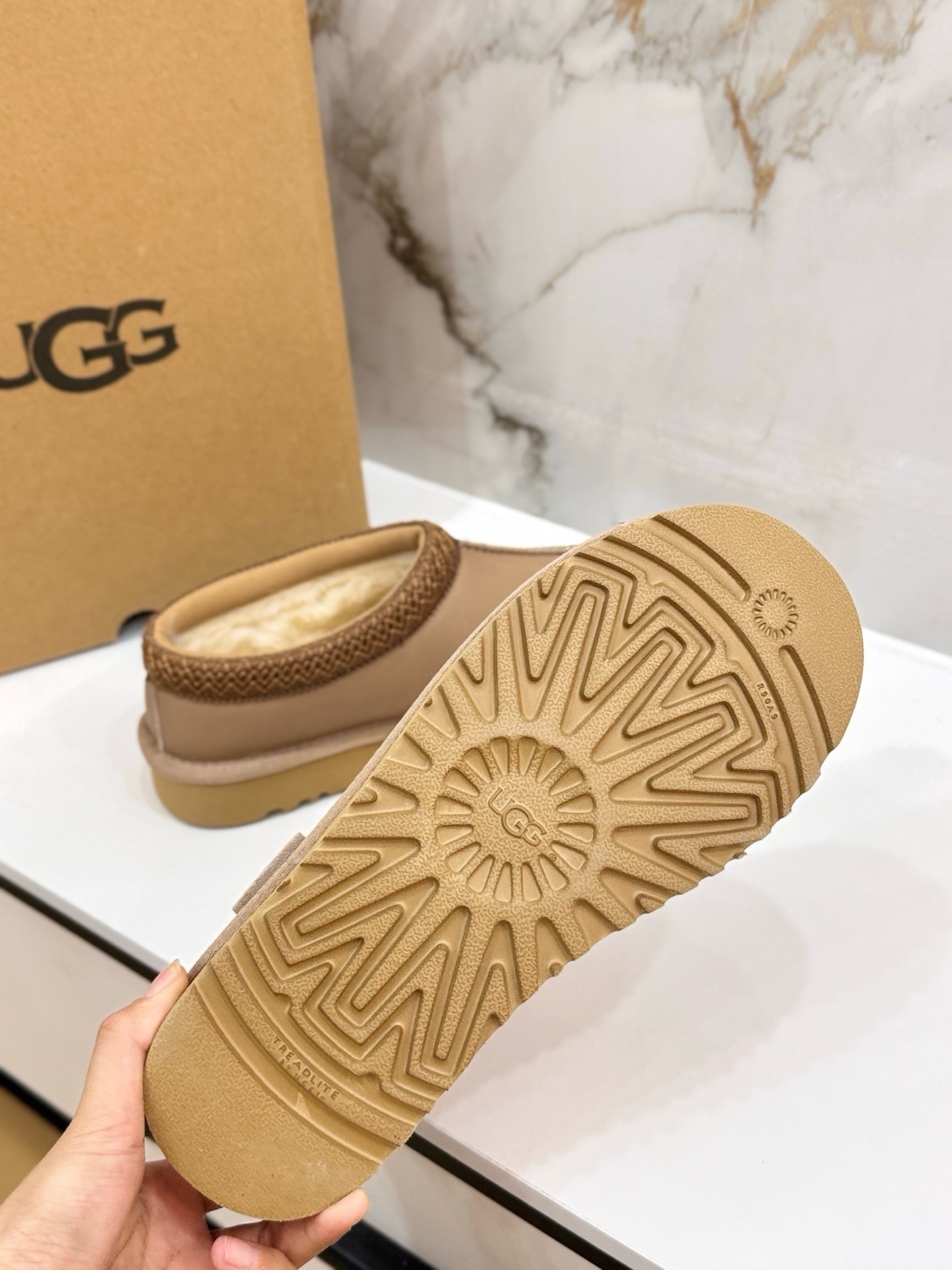 41.07 UGG ZT9892 gallery