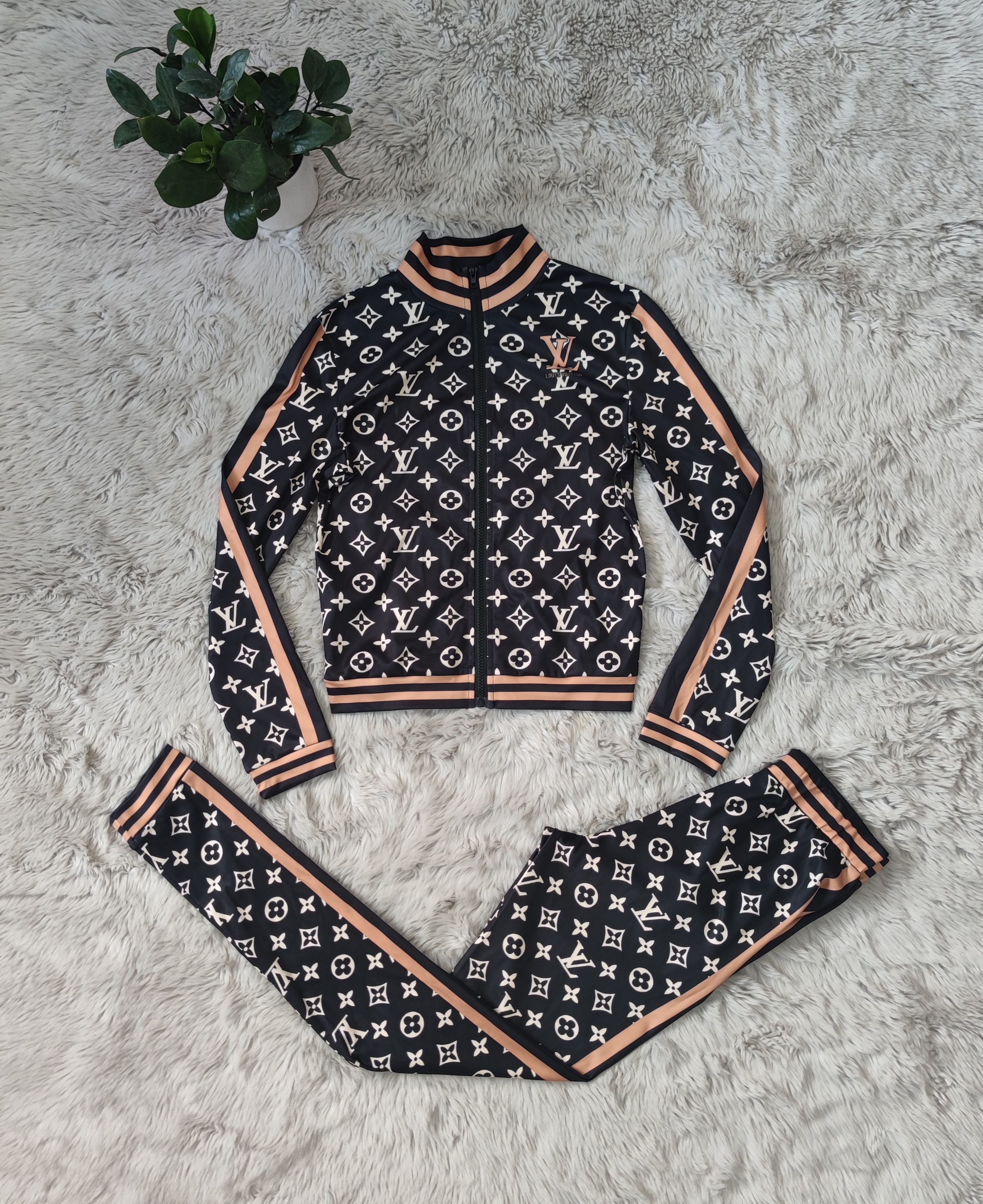LV $28 gallery