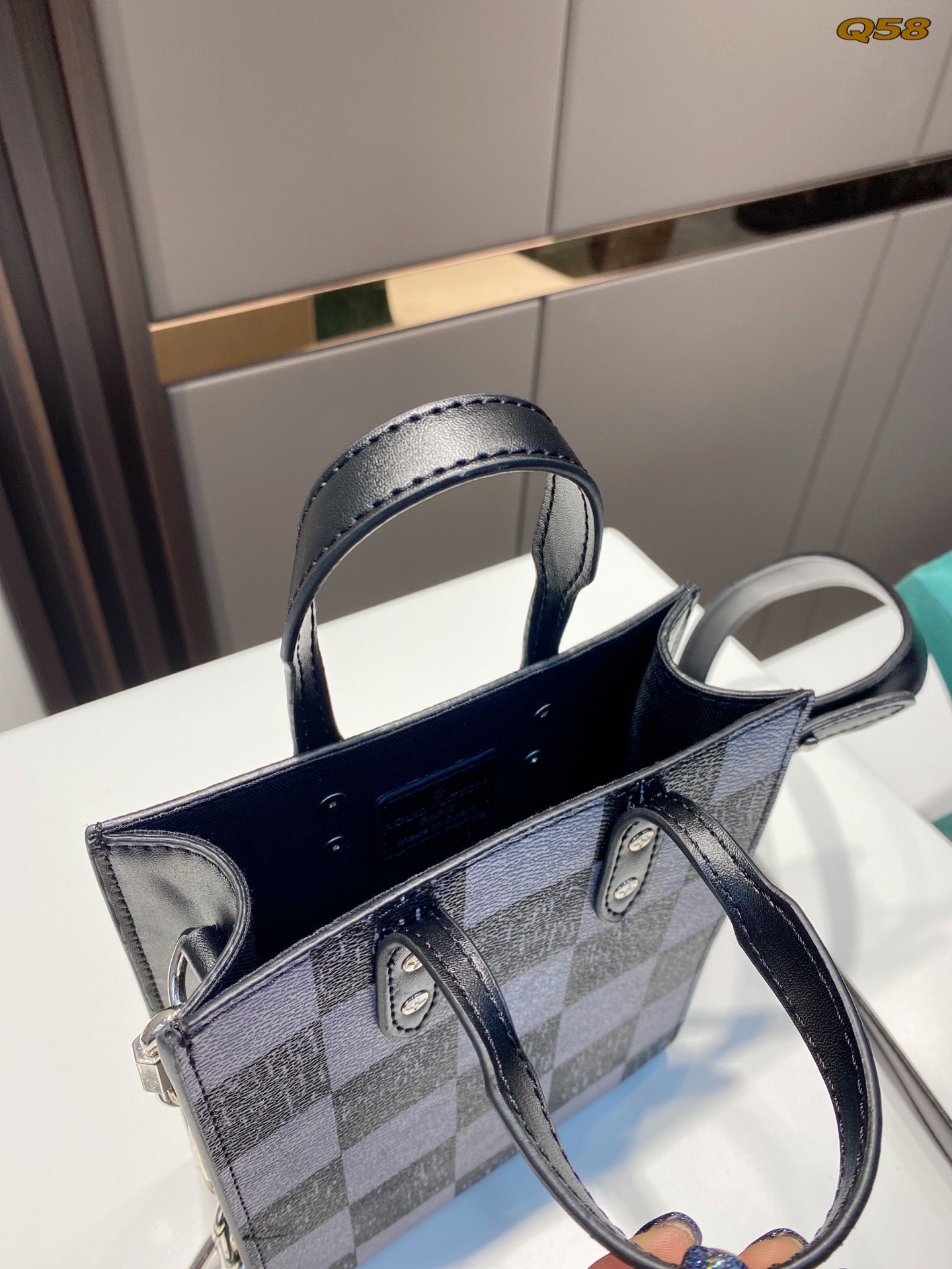 LV gallery