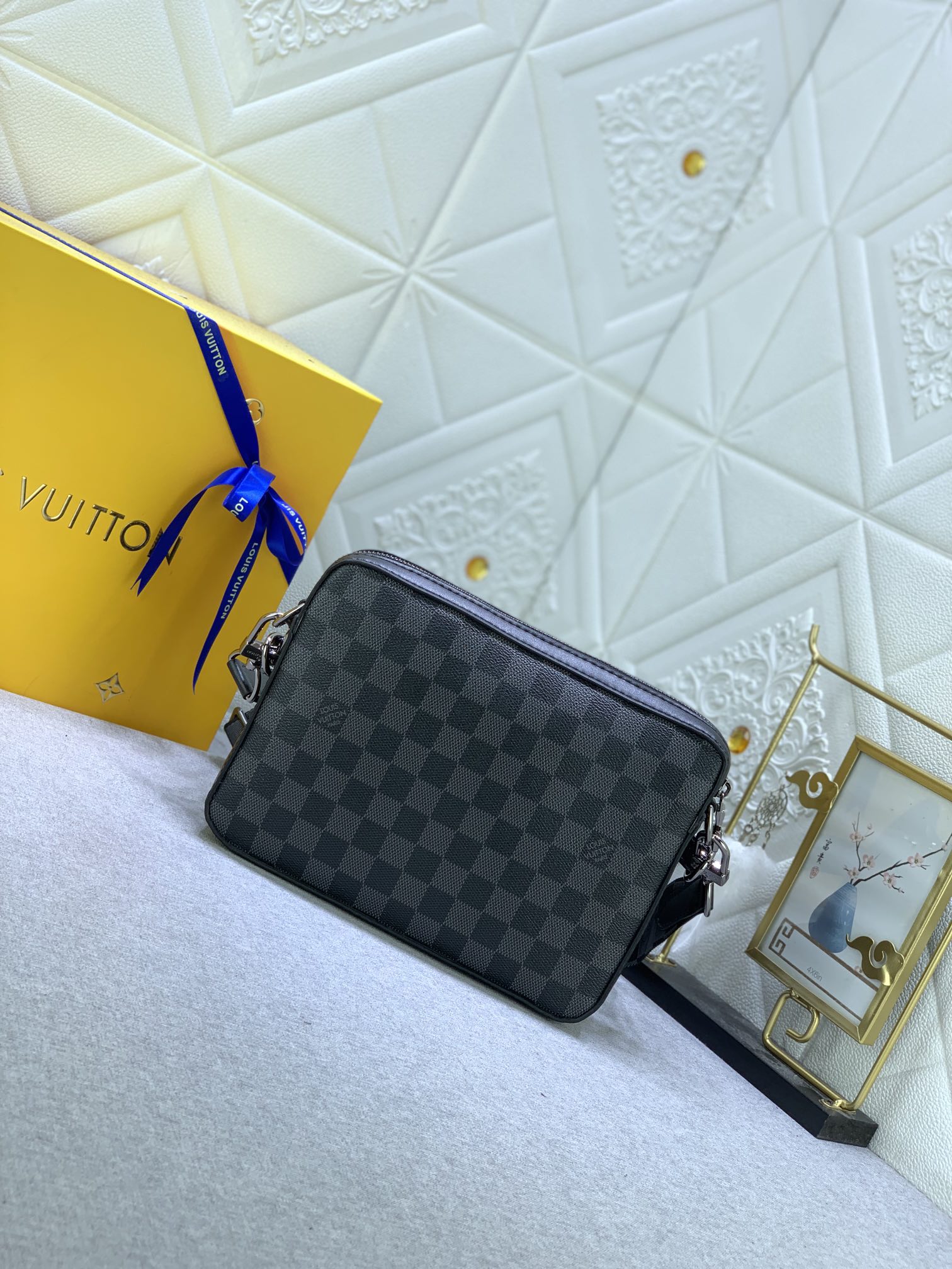 LV gallery