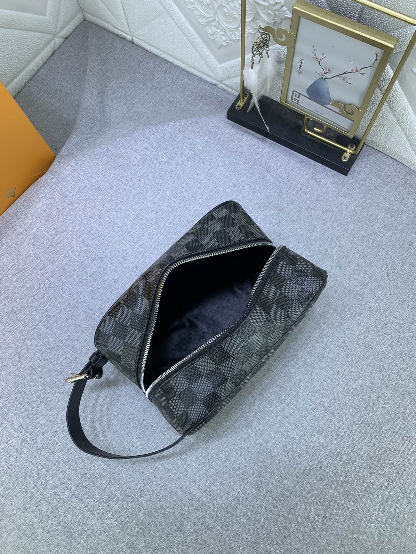 LV gallery
